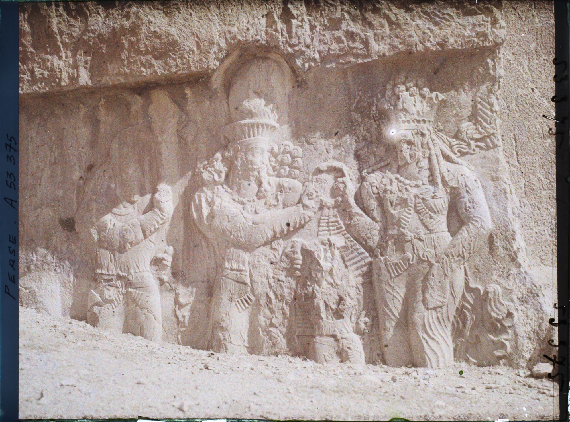 Image représentant Bas-relief sassanide représentant l'investiture de Narseh par la déesse Anahita