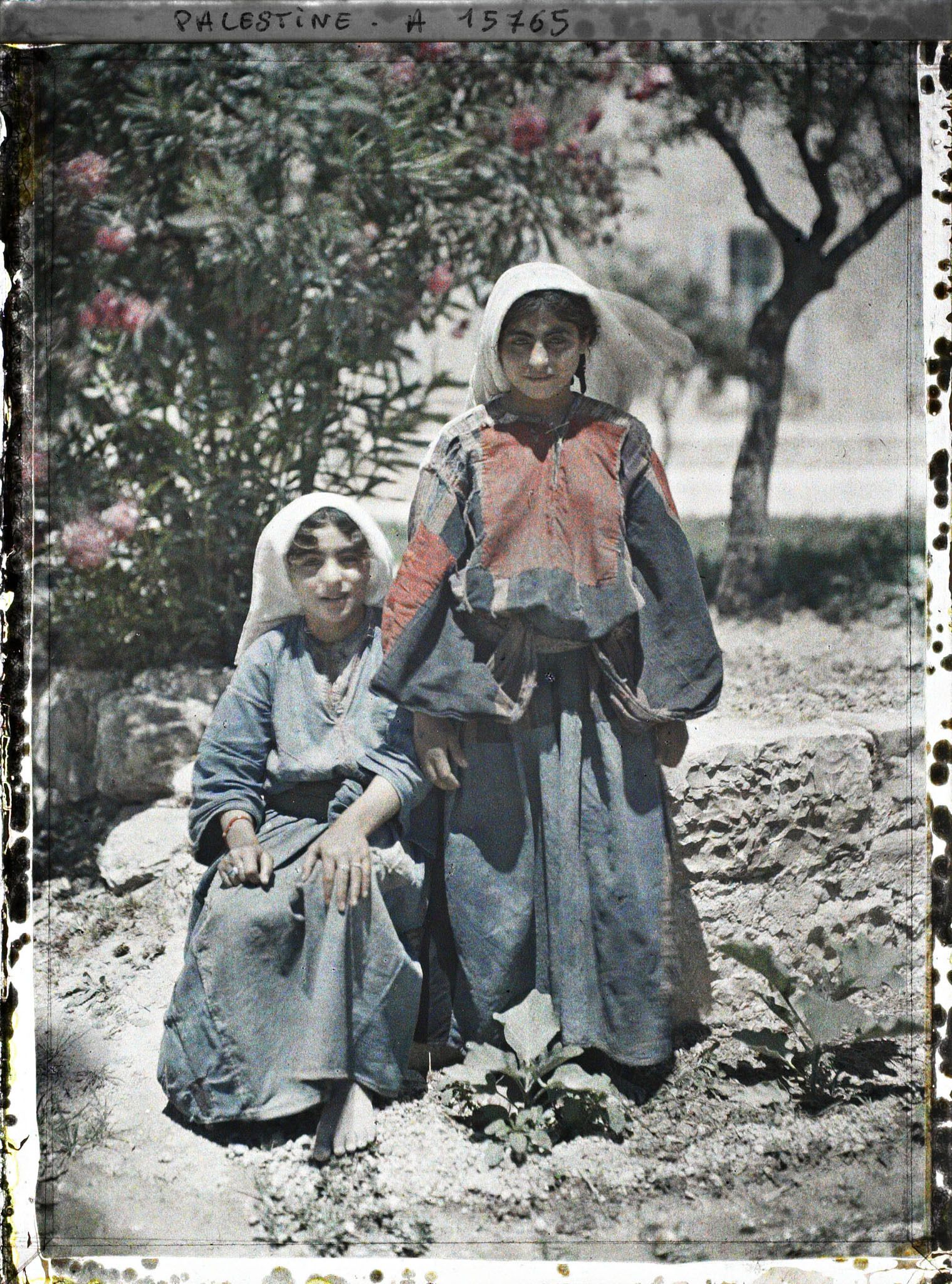 Image représentant Deux jeunes bédouines (?)