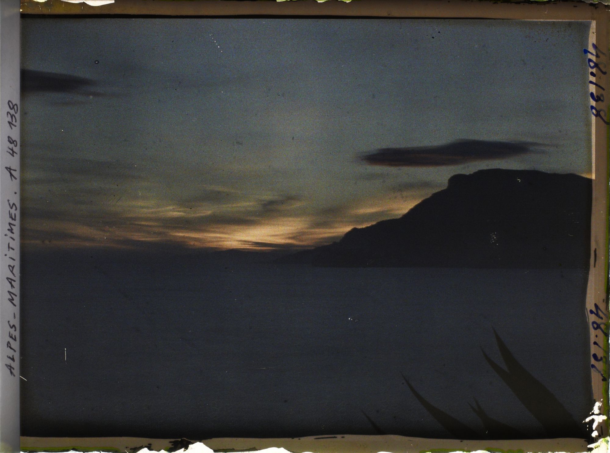 Image représentant La pointe de Monaco, vue à contre-jour dans le soleil couchant