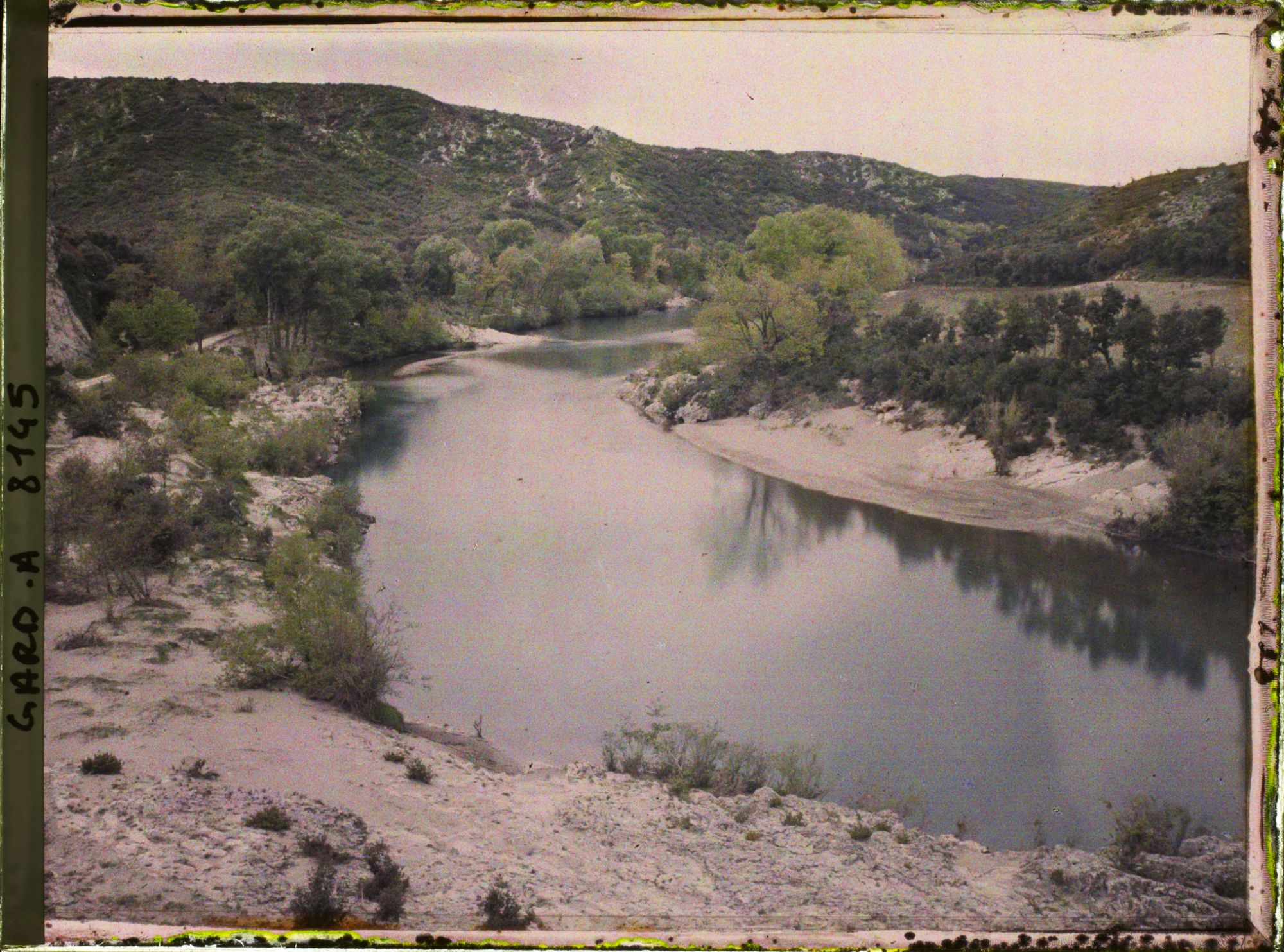 Image représentant La rivière le Gardon, vue prise du pont vers l'amont