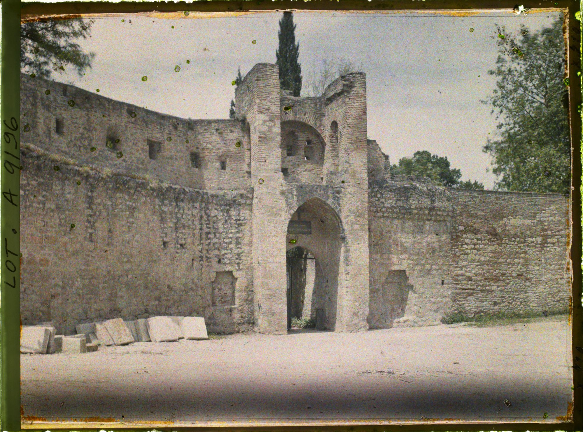 Image représentant France, Cahors, Porte du cimetière