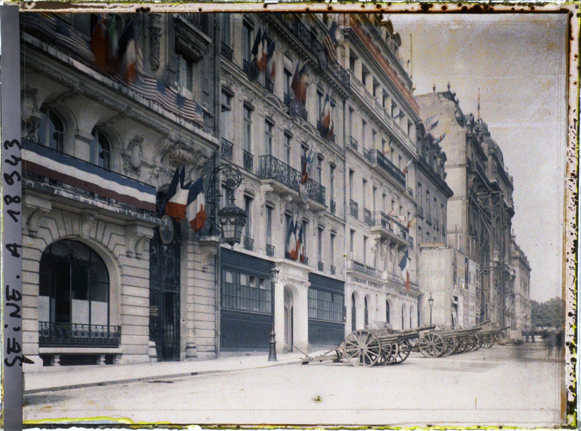 Image représentant Décorations et canons sur les Champs-Elysées pour les fêtes de la Victoire