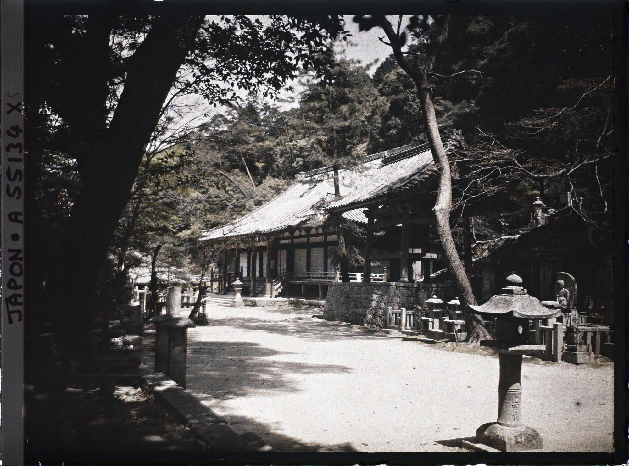 Image représentant Temple Eikan-dô Zenrin-ji : Amida-dô et beffroi (shôrô ou shûrô)