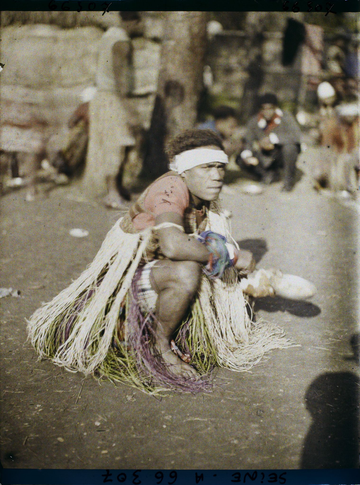Image représentant L'Exposition Coloniale Internationale de 1931, un homme kanak prenant son repas