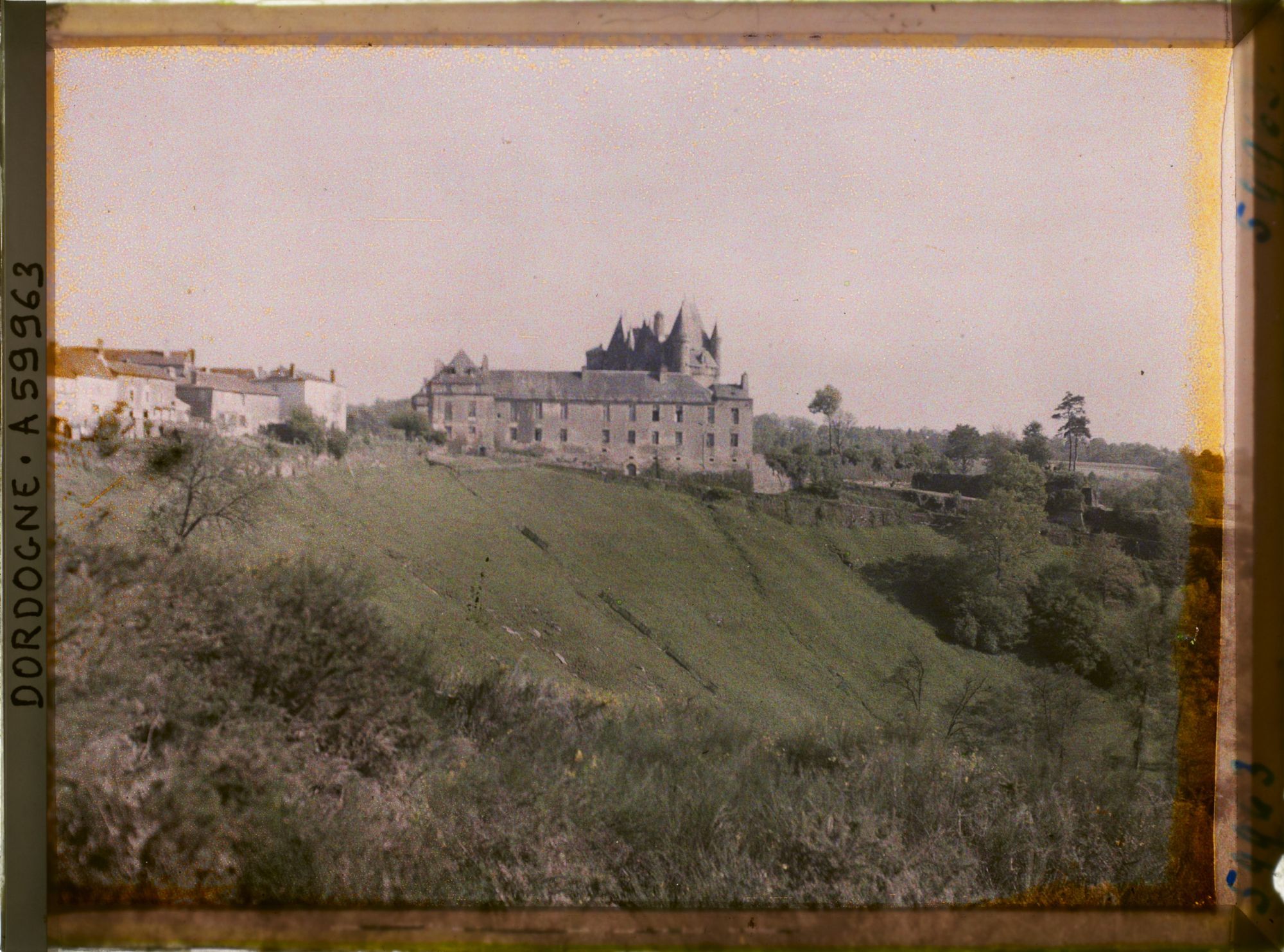 Image représentant France, Jumilhac, Vue du Village et du Château par l'Ouest