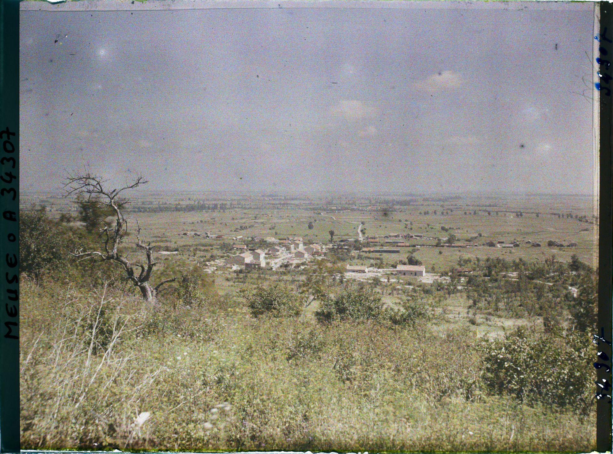 Image représentant France, Combres, Vue panoramique du Village et de la plaine de Woëvre