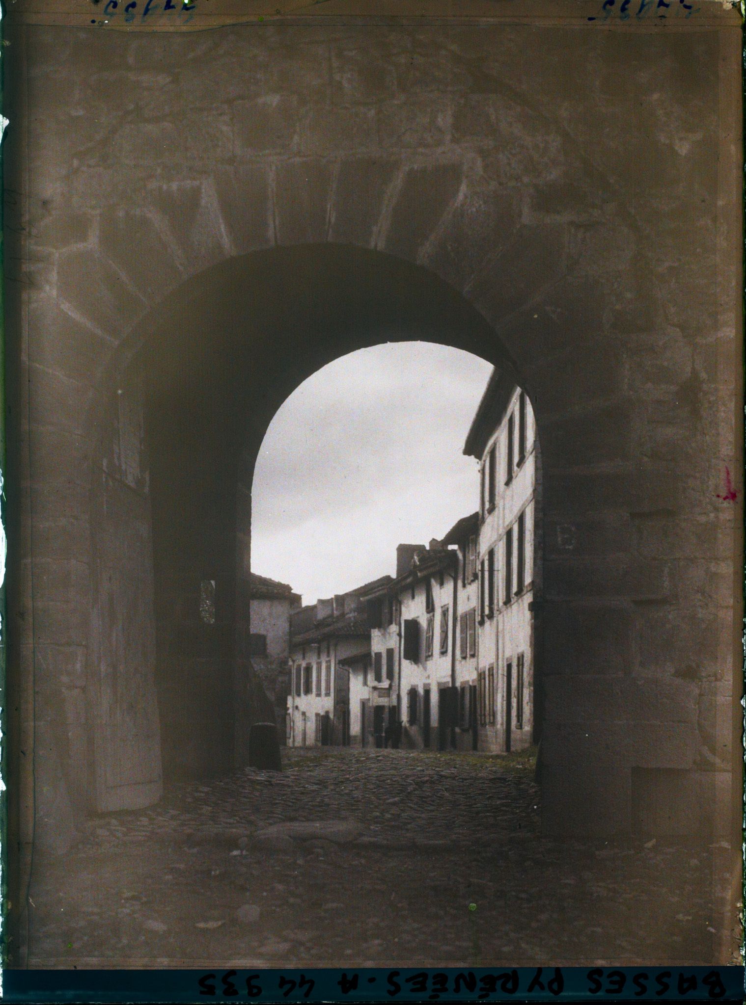 Image représentant France, St Jean Pied de Port, Même porte prise de l'extérieur