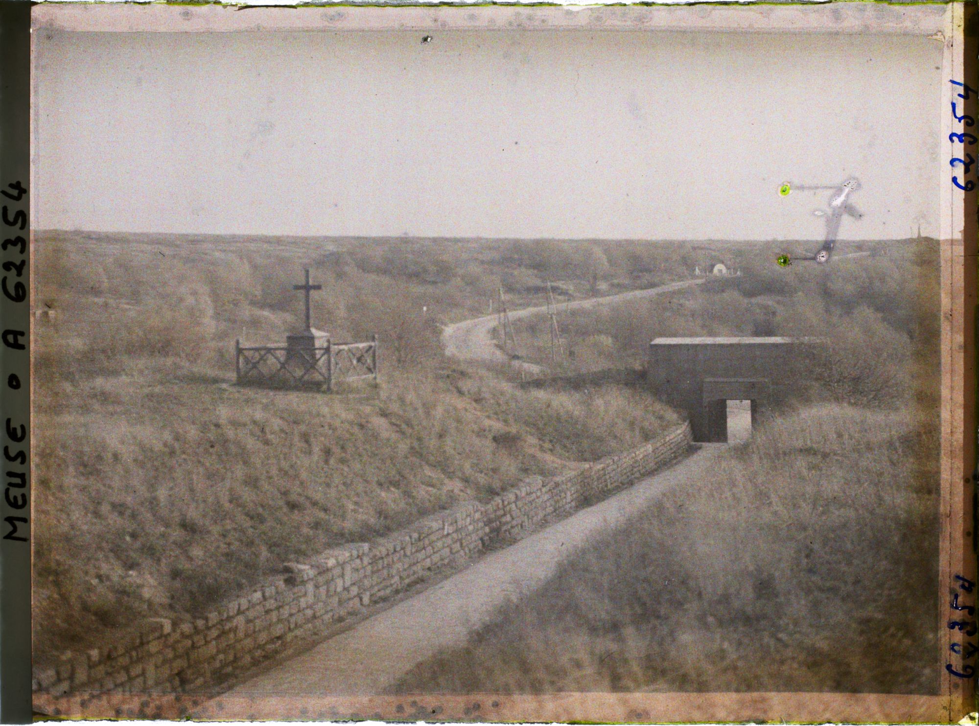 Image représentant Meuse, Thiaumont, Croix érigée par les Survivant du 137e d'Infie et Couloir d'entrée de la Tranchée des Baïonnettes
