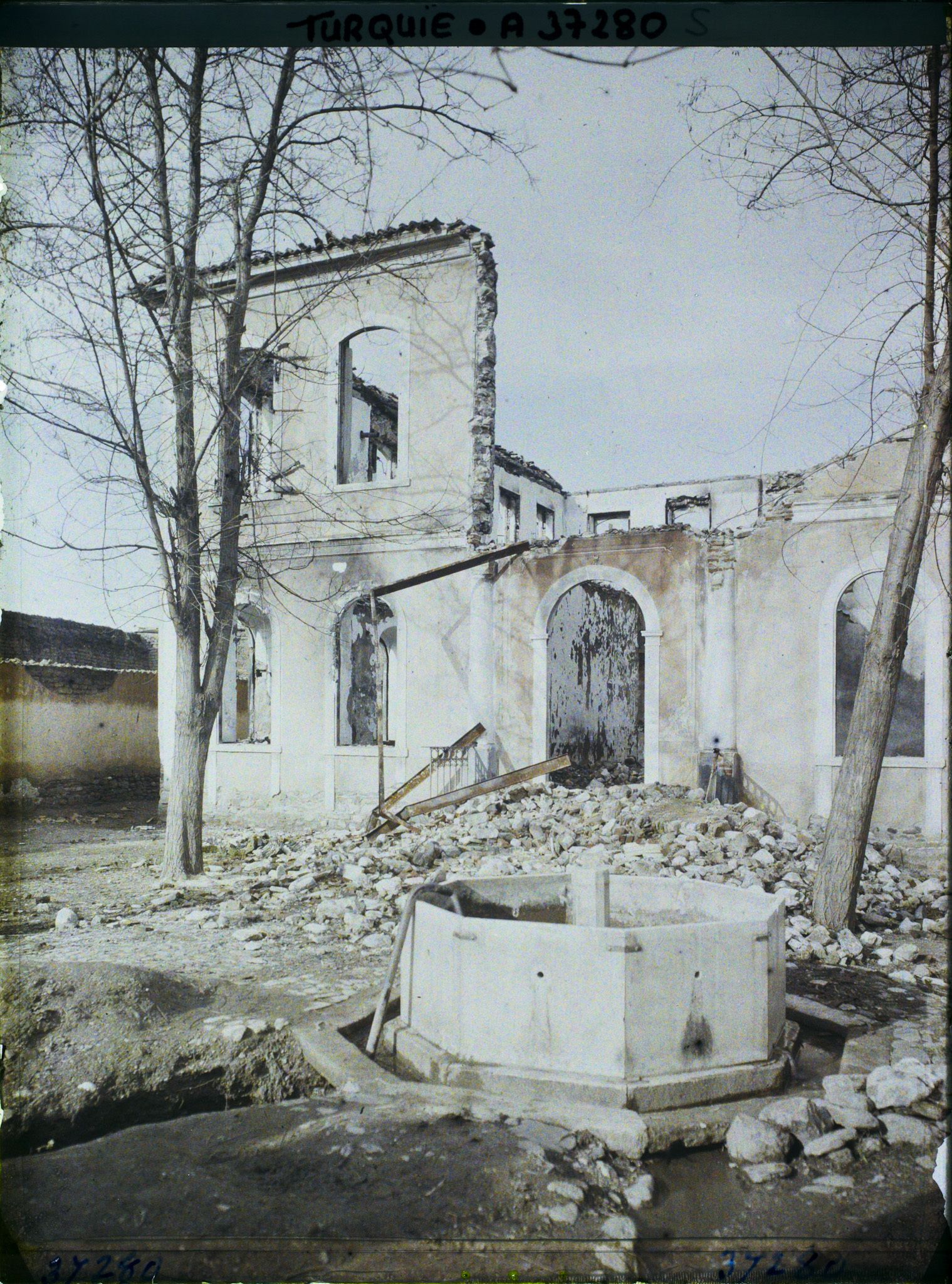 Image représentant Turquie, Cassaba, Ecole de garçons incendiée