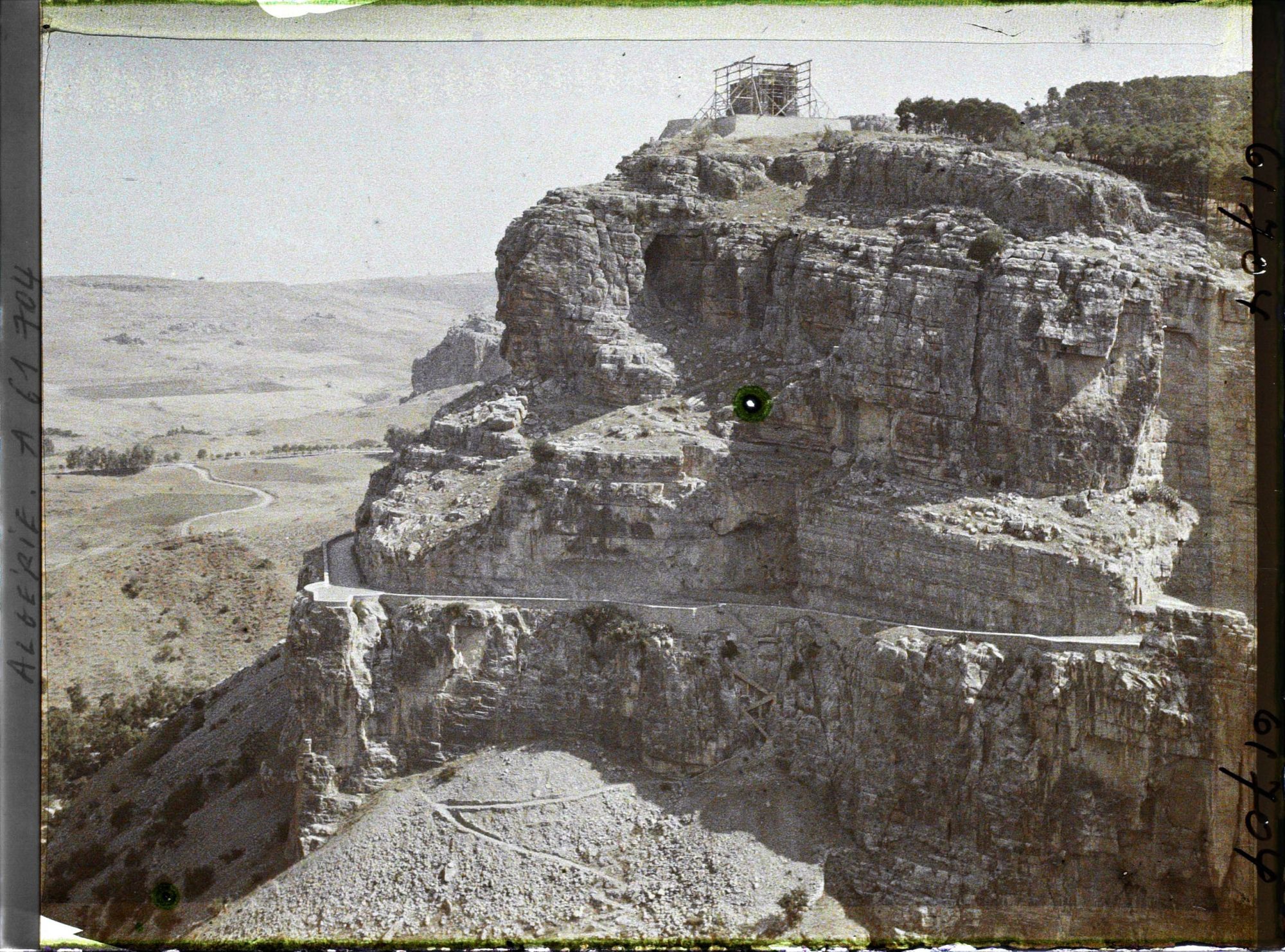 Image représentant Route creusée dans les gorges du Rhumel, avec au sommet en construction le Monument aux morts 14-18