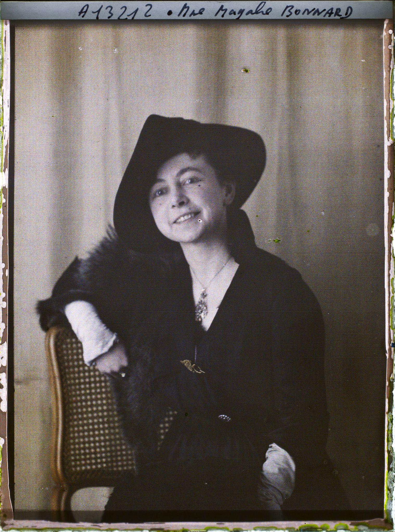 Image représentant Madame  https://musee-albert-kahn.s-museum.fr/home/NWQ2OTAwYzNmYjZlZTk1ZWQwODJmMjY4L2dlbmVyaWMtbm90aWNlLXRhYi9hdXRob3JpdHkvNjE3YTc5ZjVjZjhiODk2OGIzMzM3ZDIx/5d6900c3fb6ee95ed082f268/generic-notice-tab/authority/617a79ebcf8b8968b33368df Magalie Bonnard