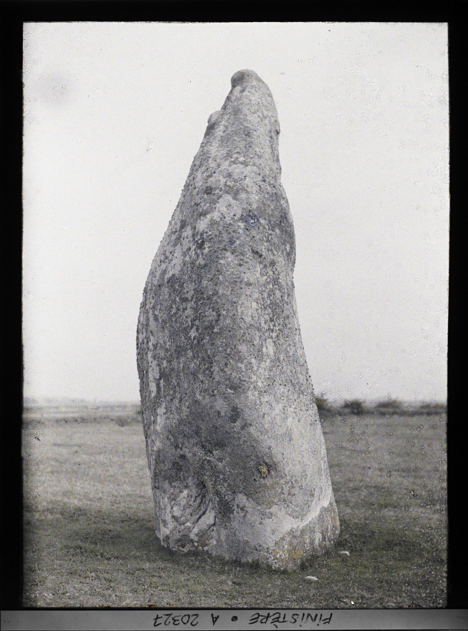 Image représentant Un menhir près de Tronoën