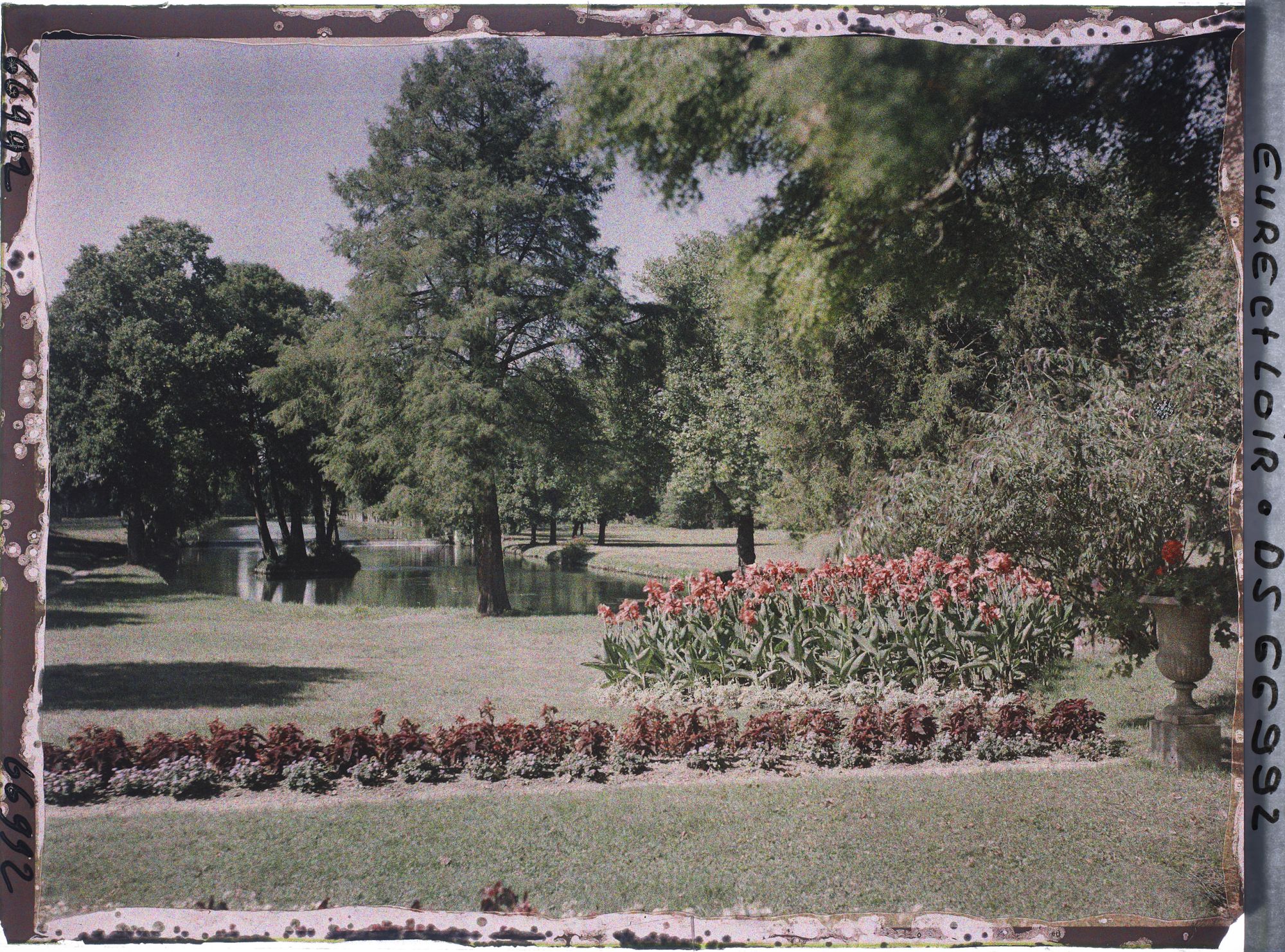 Image représentant Massifs de fleurs et bras de l'Eure détournés dans le parc du château