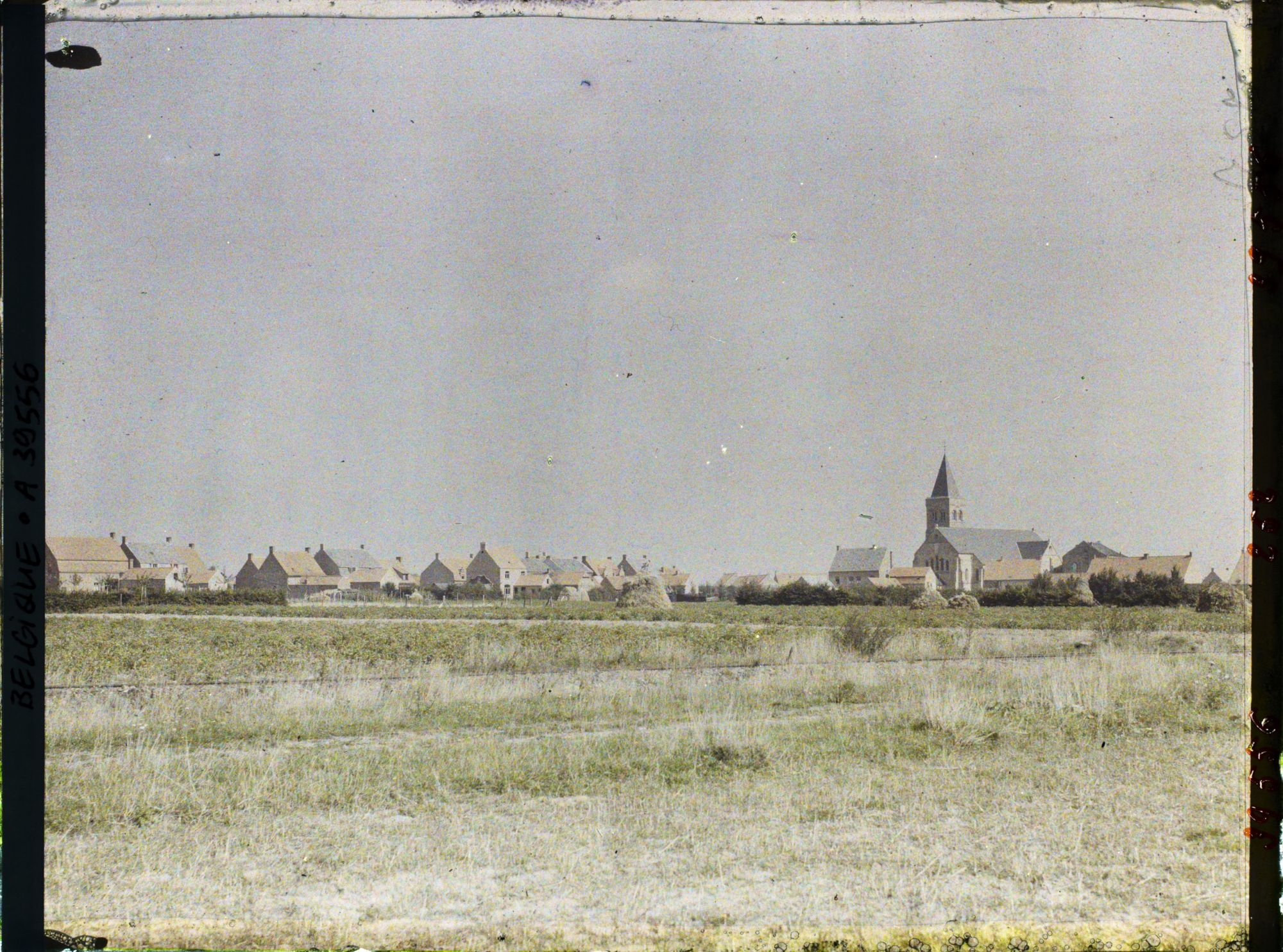 Image représentant Belgique, Font d'Houthulst, Une vue vers l'Eglise