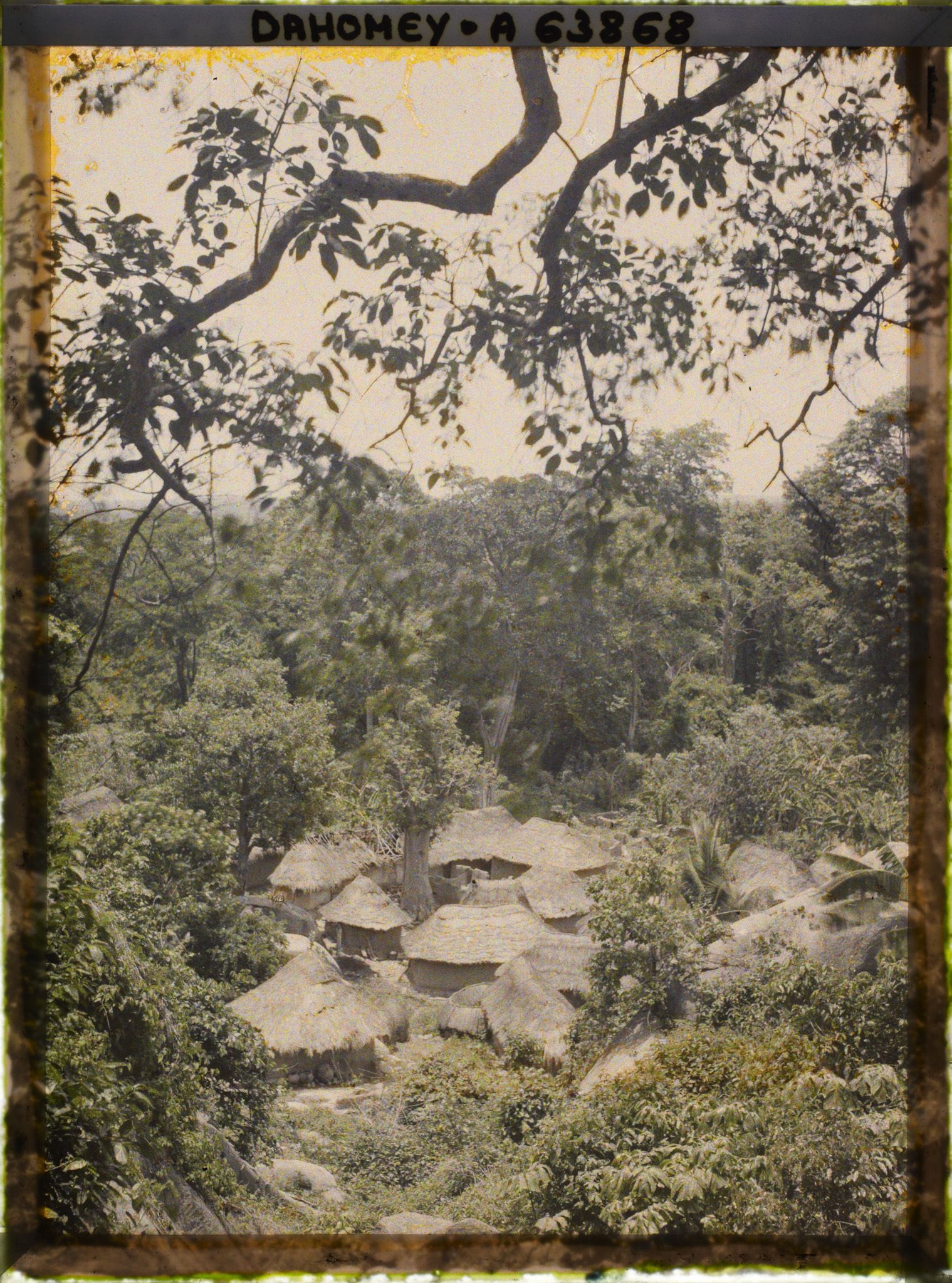 Image représentant Un village (Savalou ?) au pied de la montagne