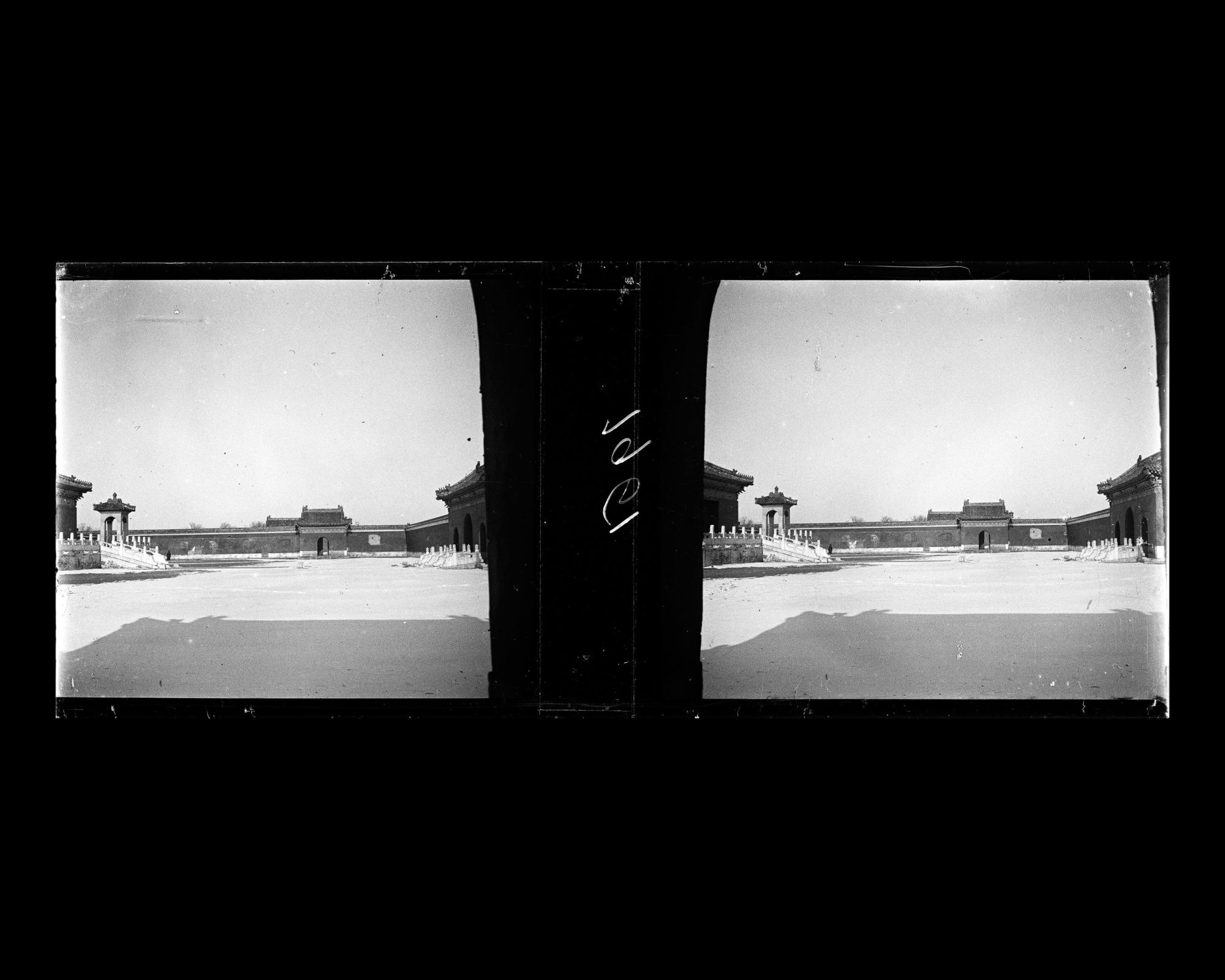 Image représentant Tiantan ("temple du Ciel"). Zhaigong ("palais de l'Abstinence"). La cour enneigée entre la façade principale de Zhengdian ("pavillon Principal") et et la porte du palais intérieur (neigong)