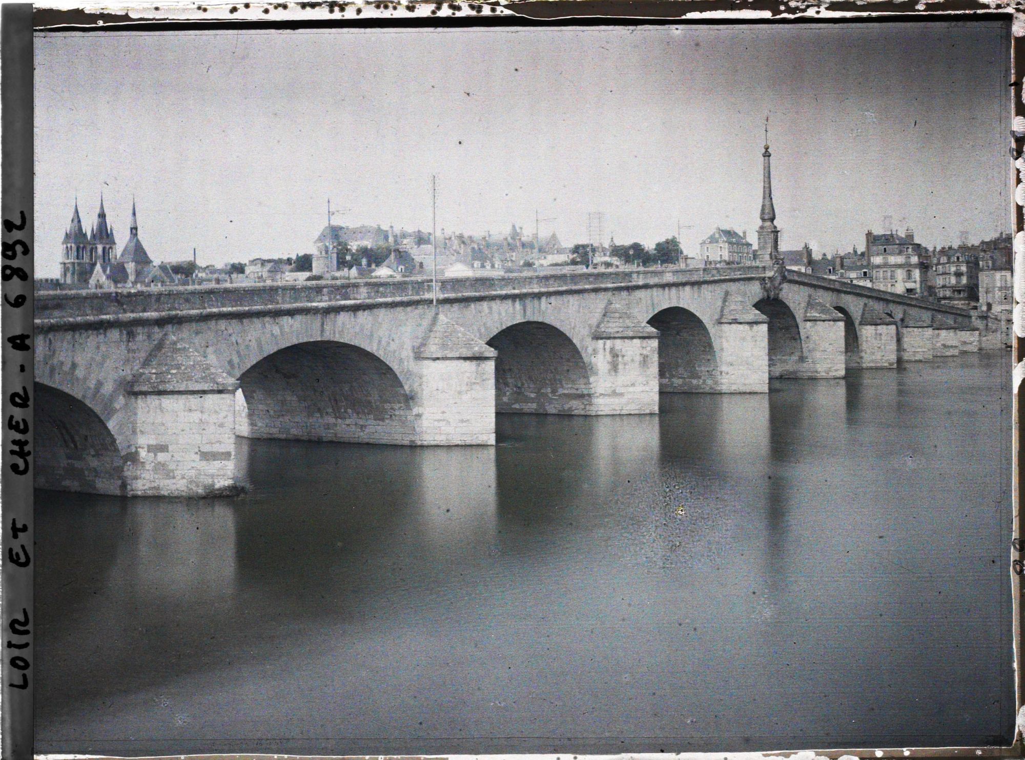 Image représentant Le pont Jacques Gabriel, et la ville, depuis le quai Amédée Constant