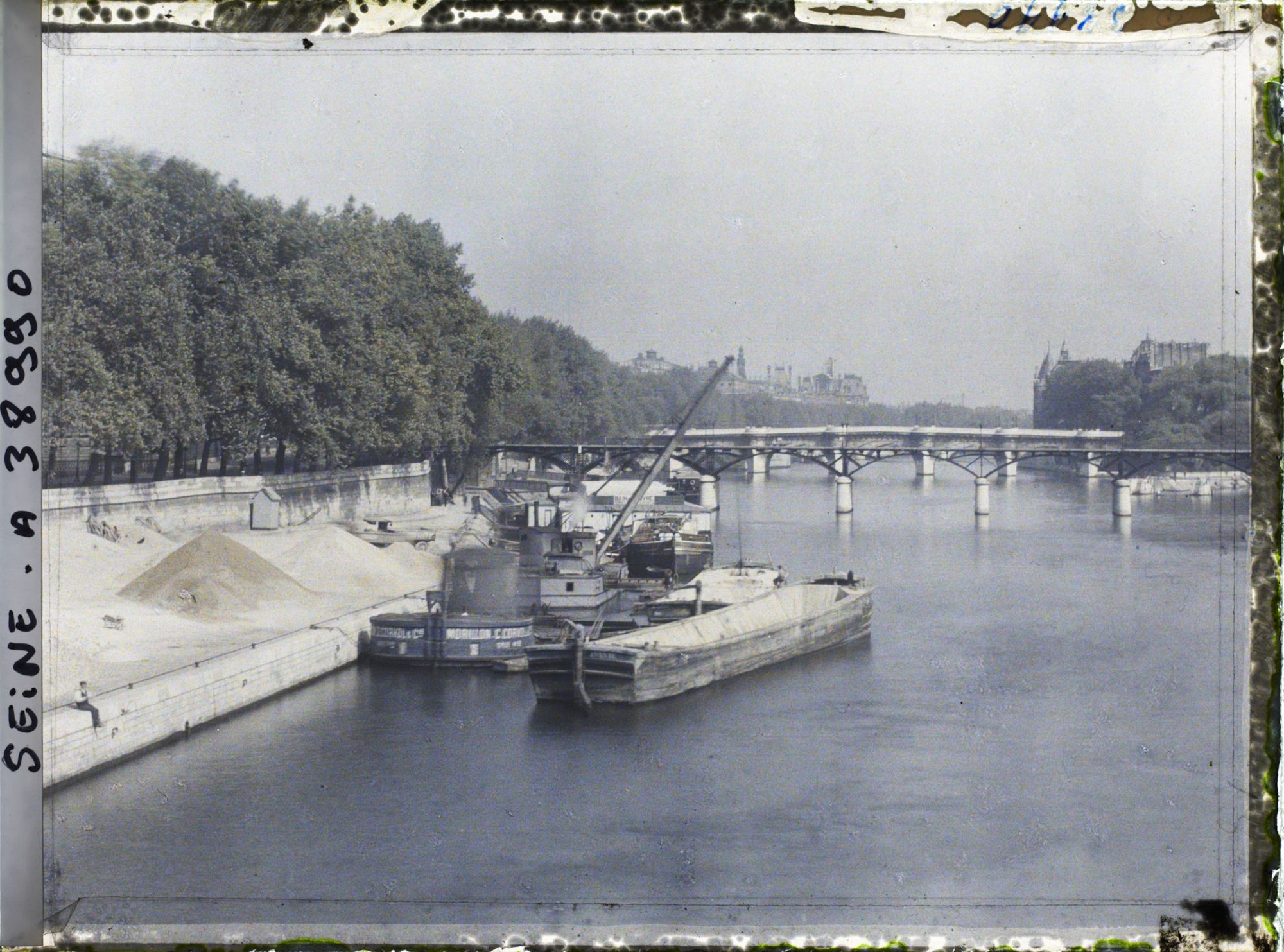 Image représentant Le quai du Louvre, actuel quai François-Mitterand, le pont des Arts et le Pont-Neuf depuis le pont du Carrousel