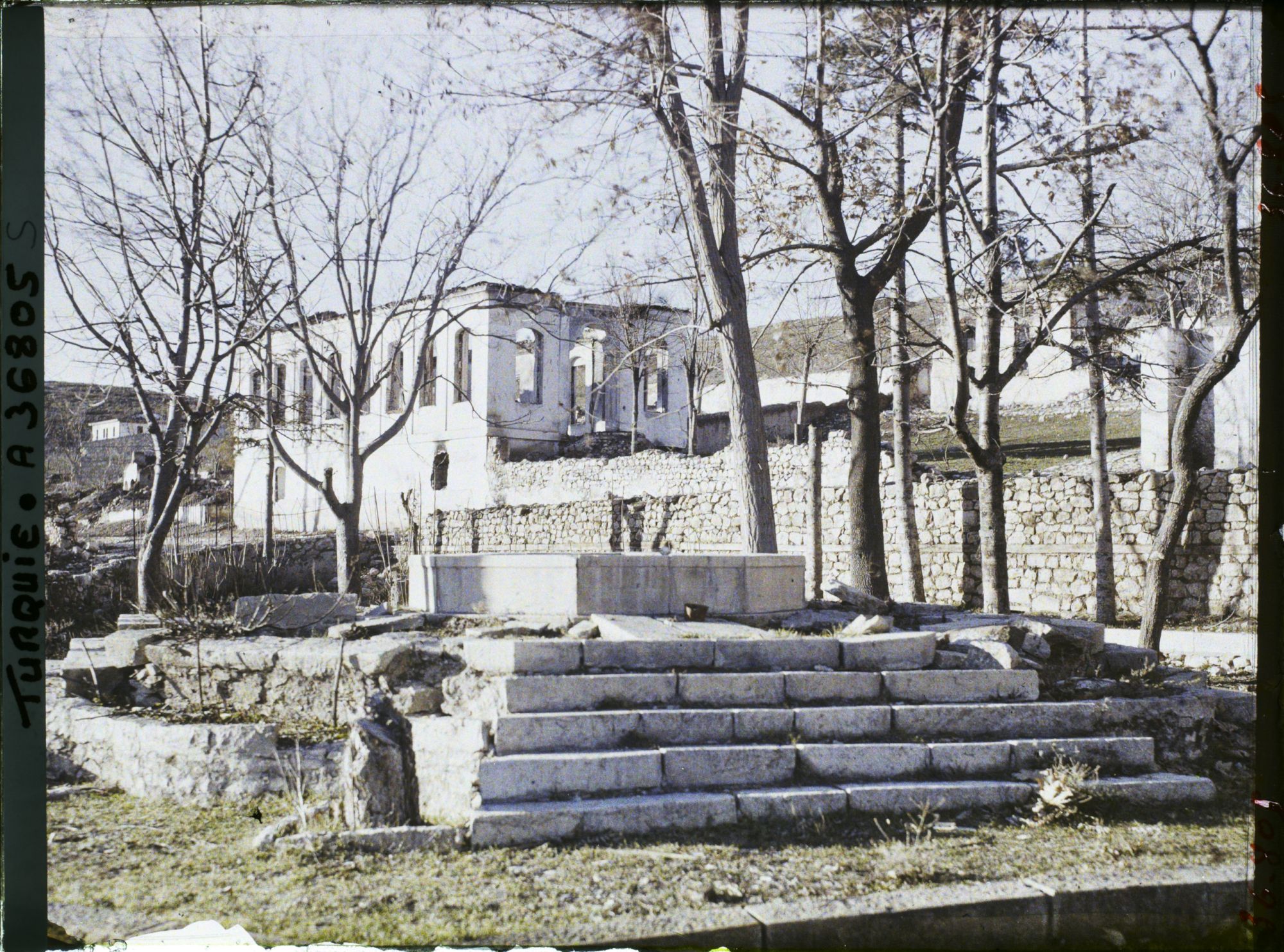 Image représentant Turquie, Biledjik, Ecole primaire incendiée