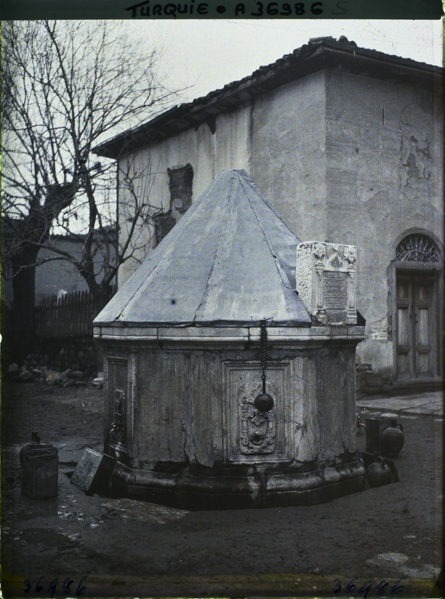 Image représentant Turquie, Angora, Vieille fontaine dans la Cour de la Mosquée