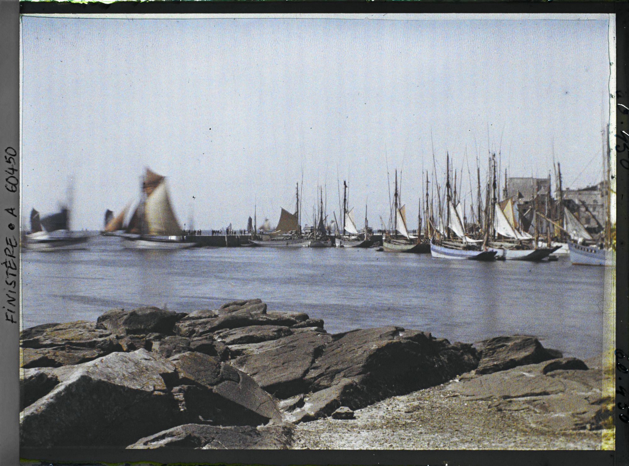 Image représentant Des thoniers dans le port