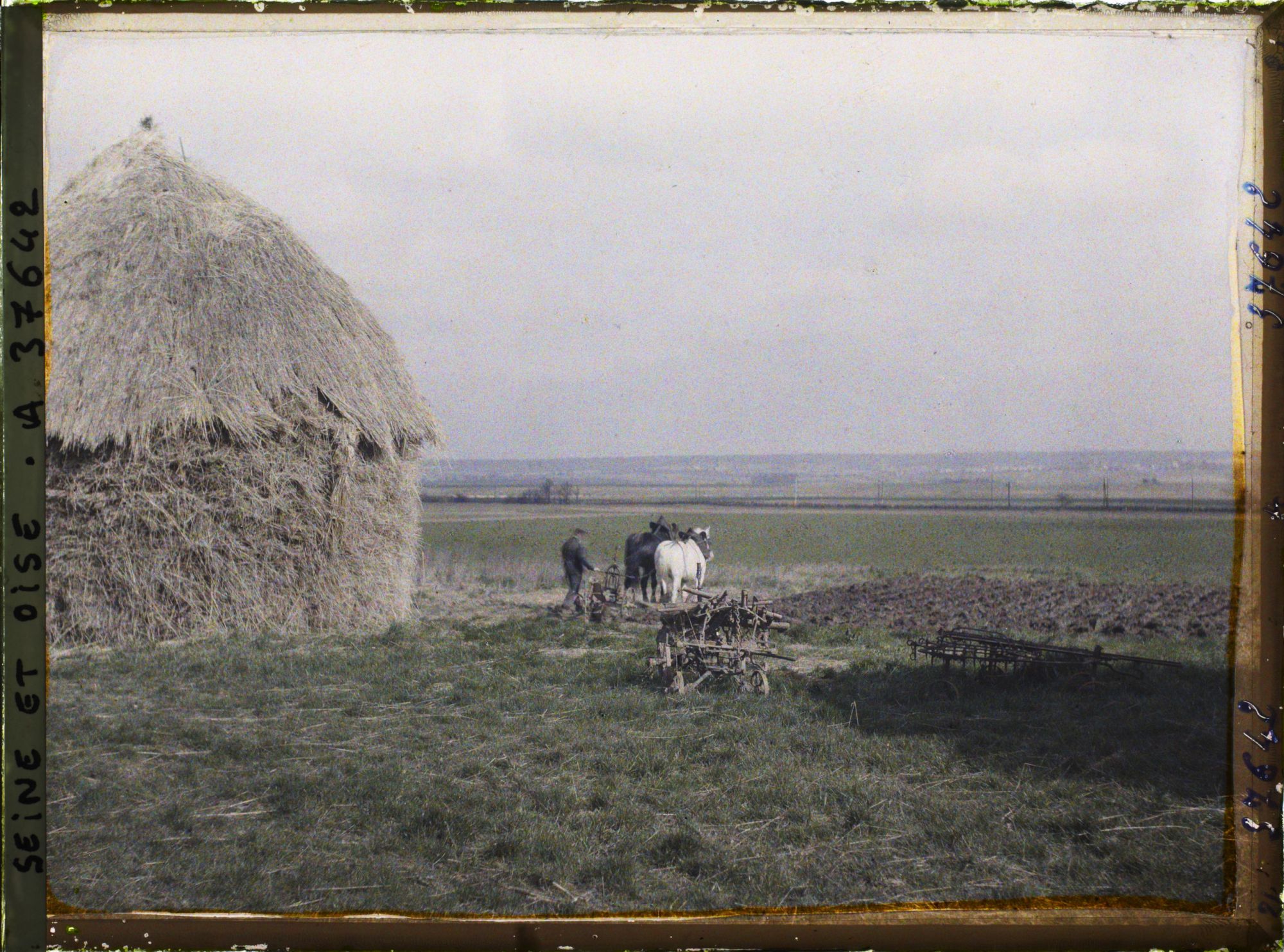 Image représentant France, Les Clayes, Le labour ; vue prise vers le Nord
