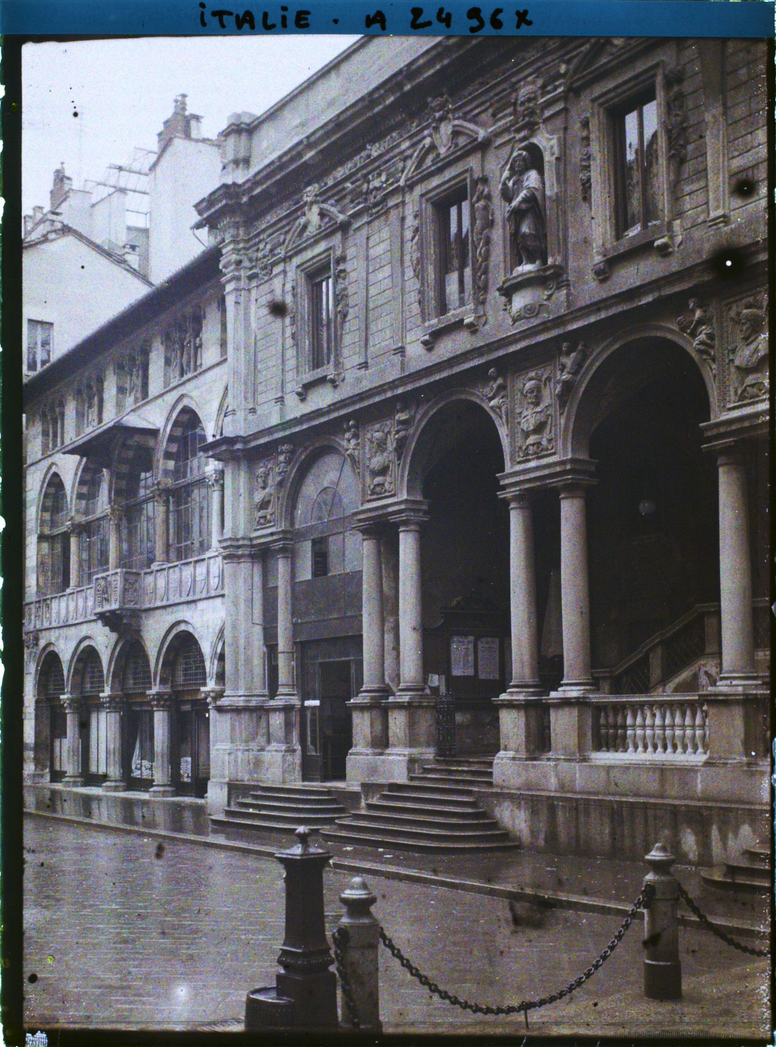 Image représentant Vue des Scuole Palatine et de la Logia degli Osii depuis la piazza dei Mercanti