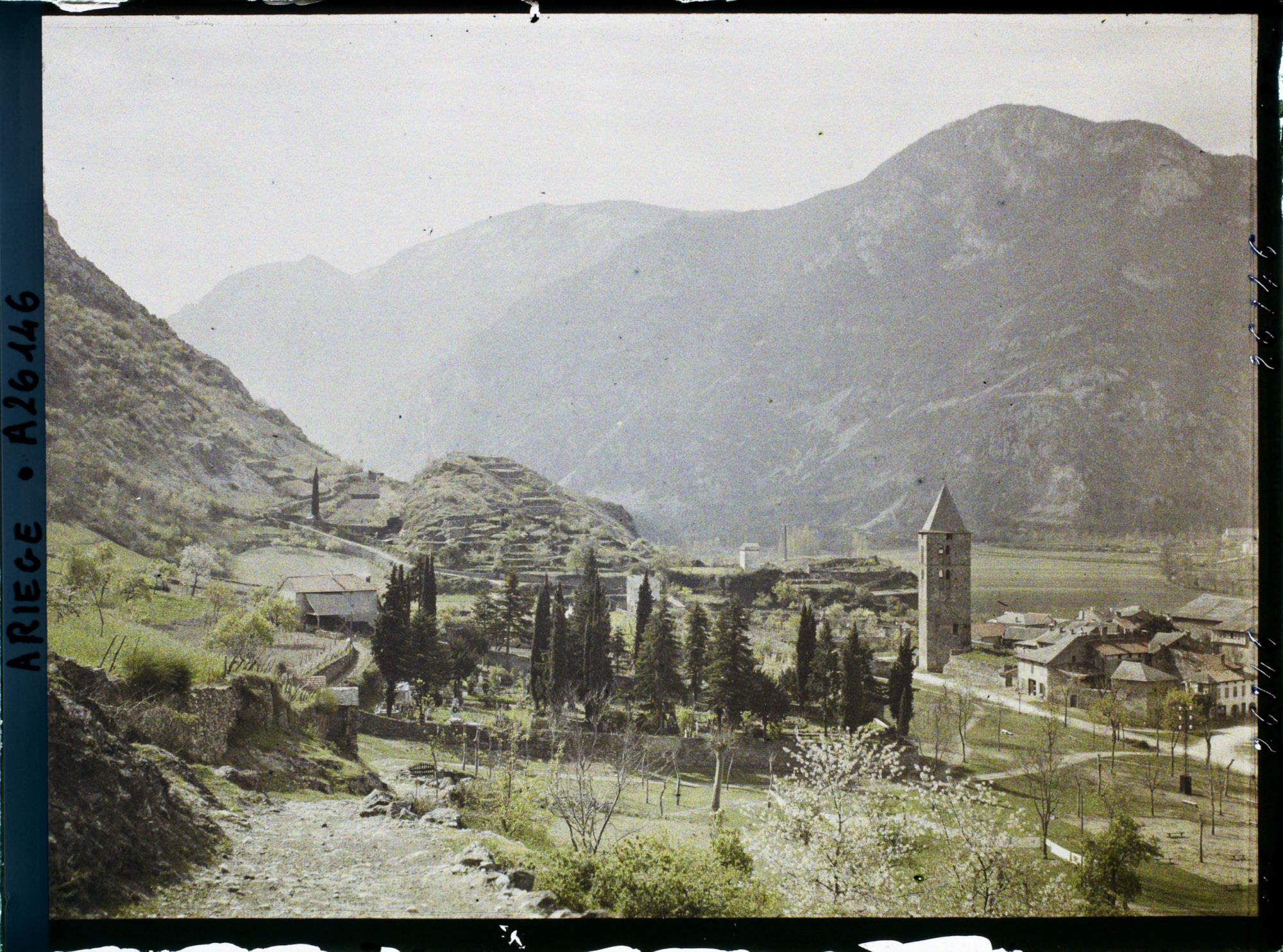 Image représentant Le vieux clocher et le cimetière ; la vallée de l'Ariège vers l'amont