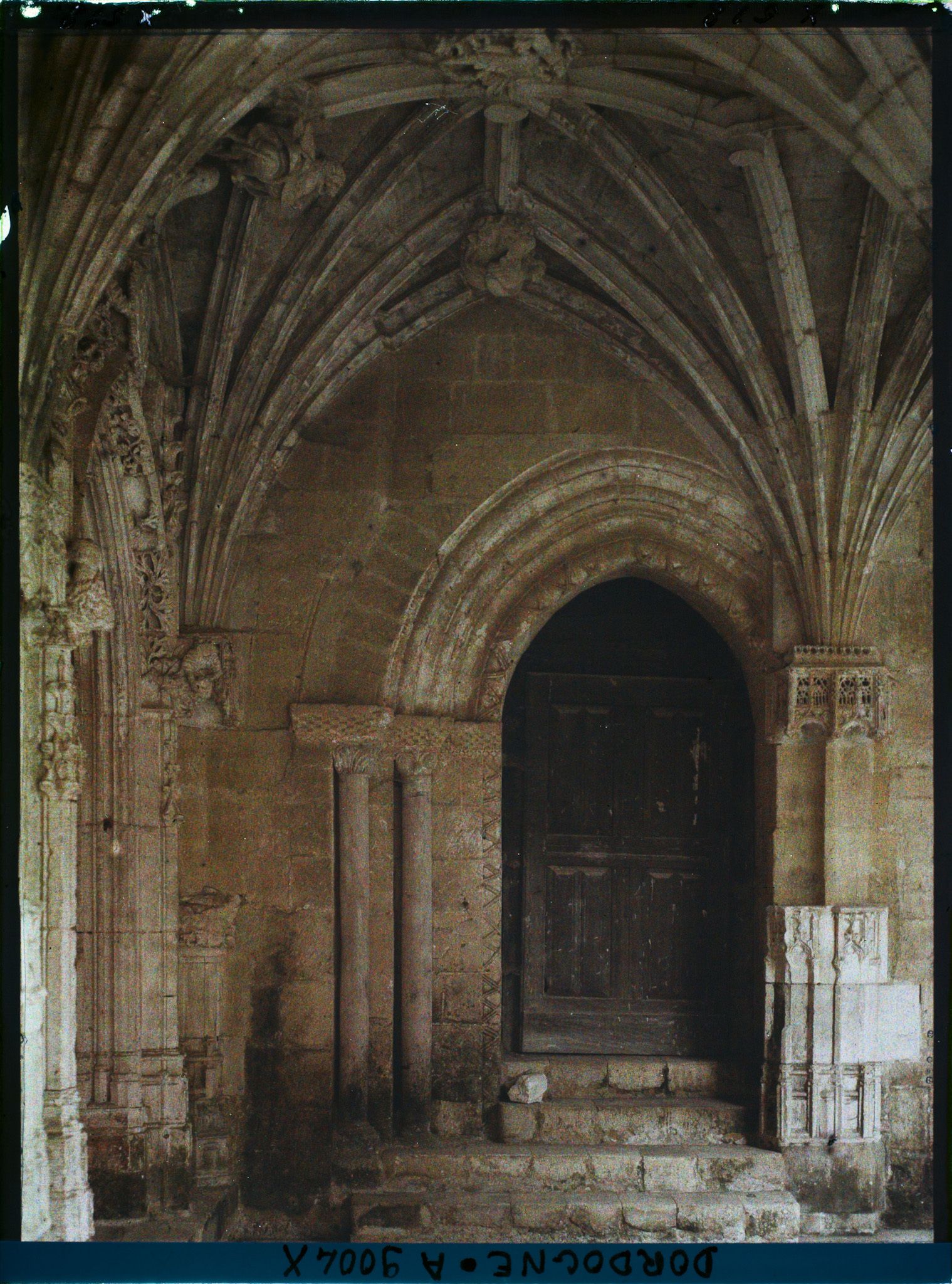 Image représentant France, Cadouin, Le cloître 1 des portes du XII date de l'église sur la droite pilier du 15e
