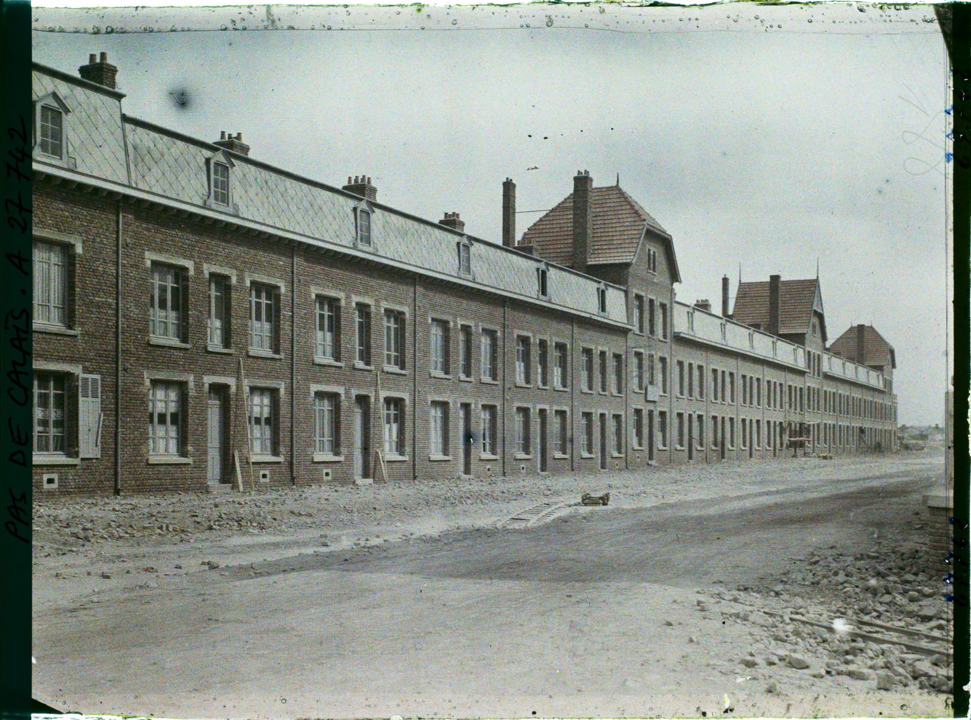 Image représentant France, Lens, Autre aspect de Corons achevés et en Constructoin