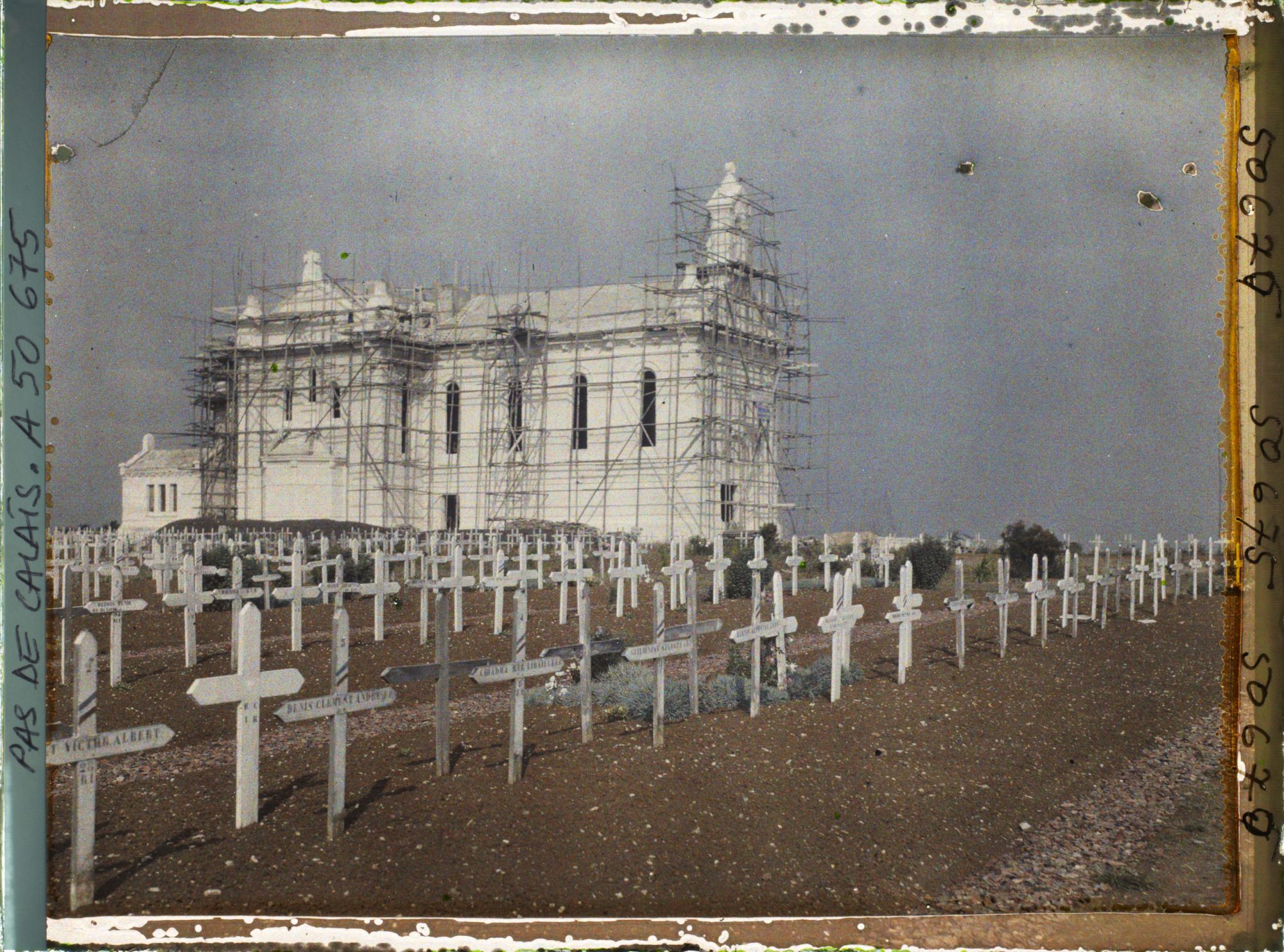 Image représentant France, Ne De de Lorette, Le Cimetière et la Chapelle (sud-Est)