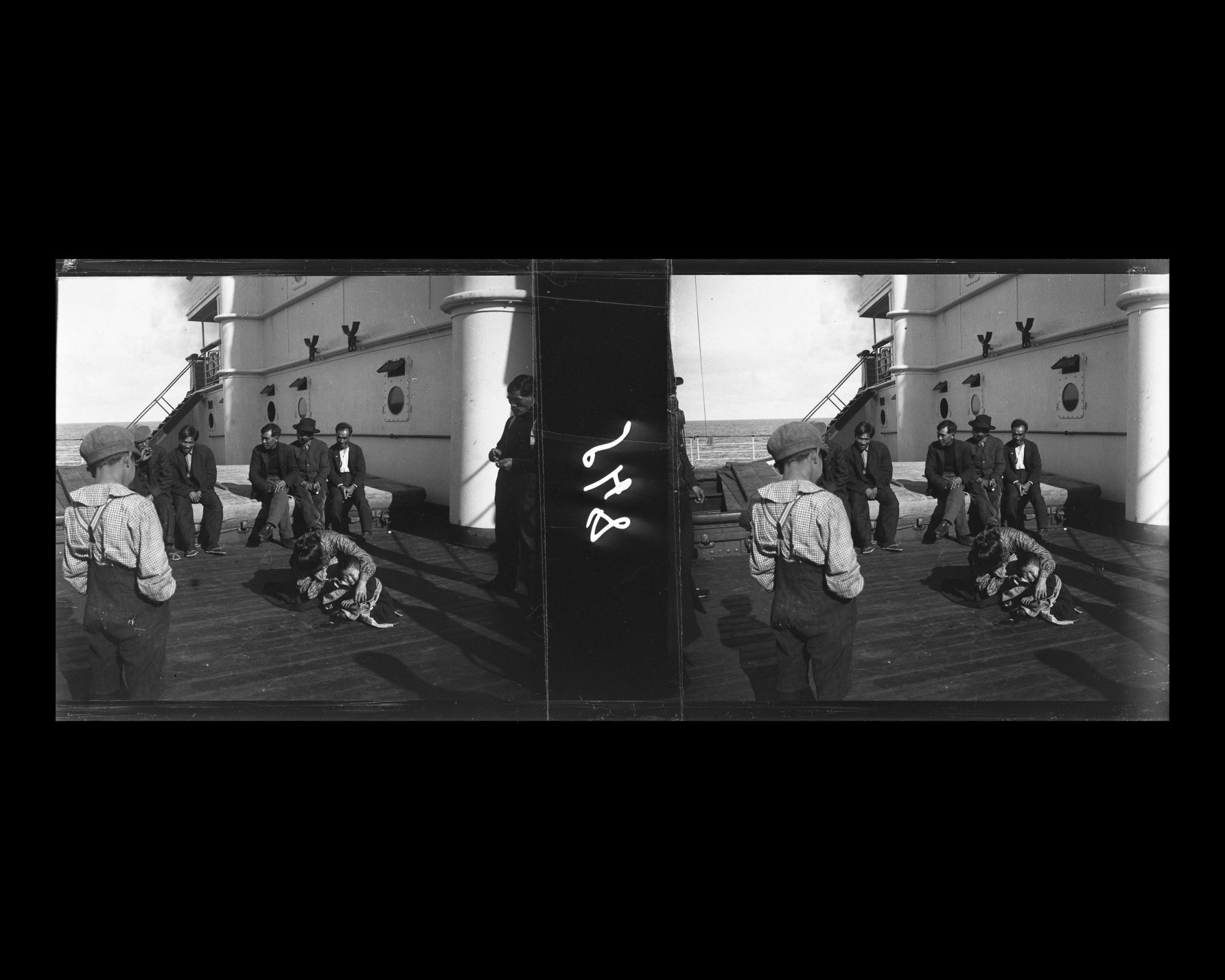 Image représentant Passagers asiatiques des 3emes classes sur le pont