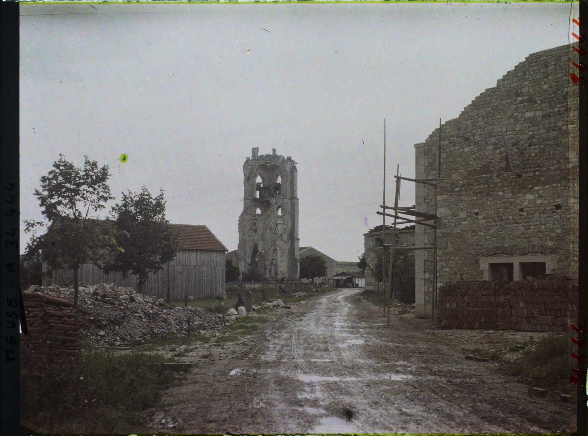 Image représentant France, Les Paroches, Contre jour vers les ruines de l'Eglise