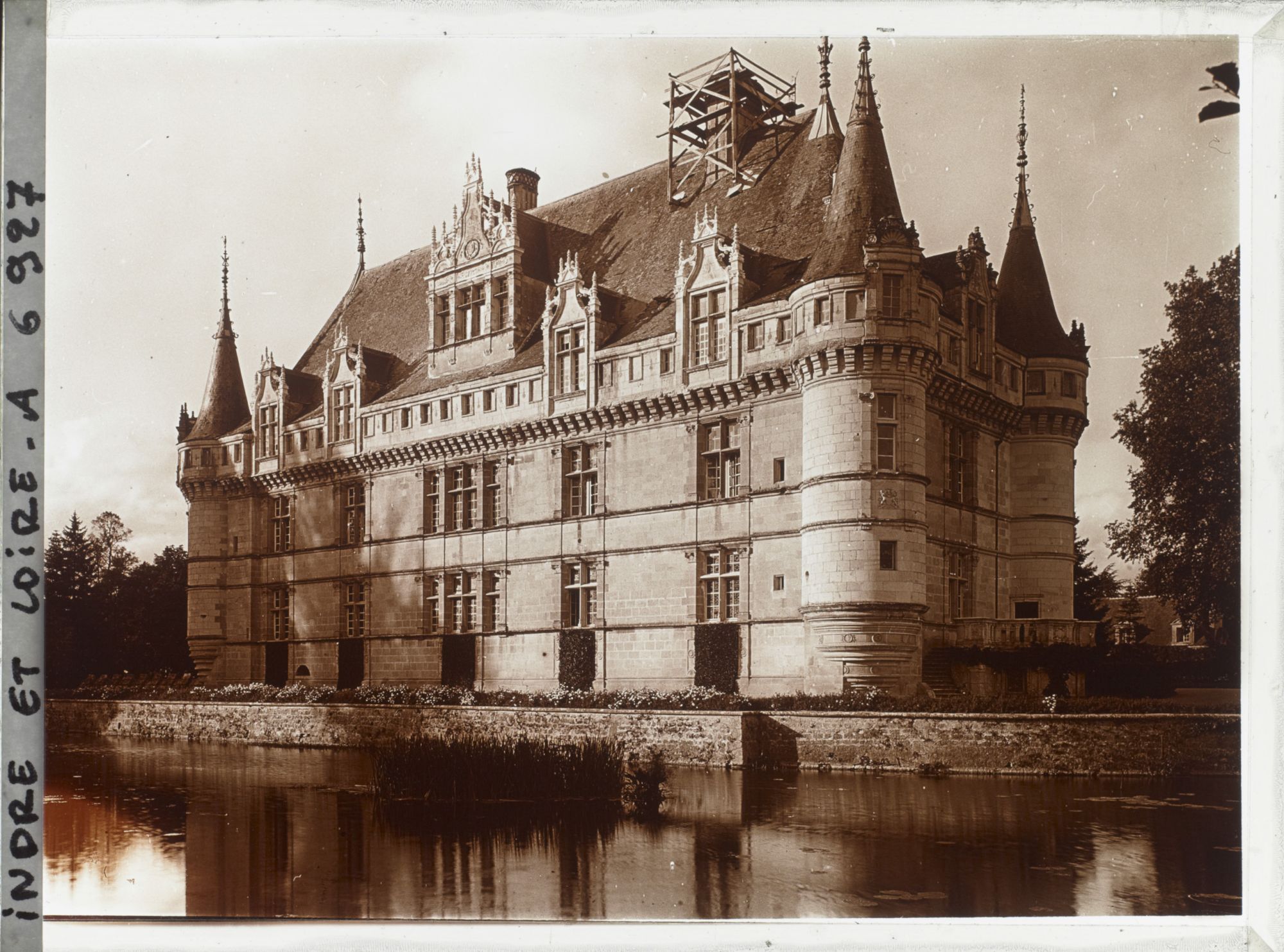 Image représentant Vue d'ensemble de la façade ouest du château