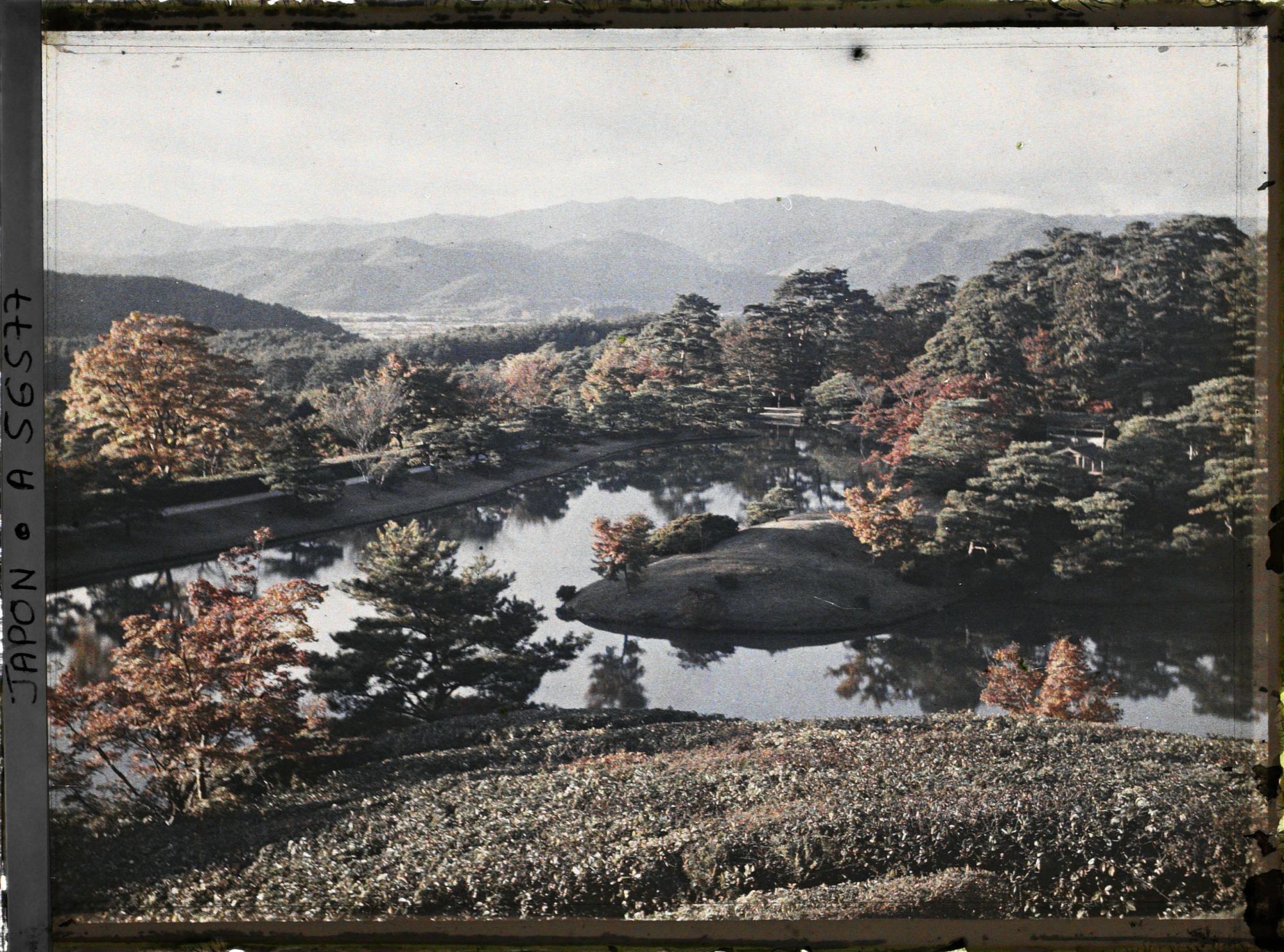 Image représentant Les jardins de la villa impériale Shugakuin Rikyû : l'étang Yokuryu et l'île Banshou