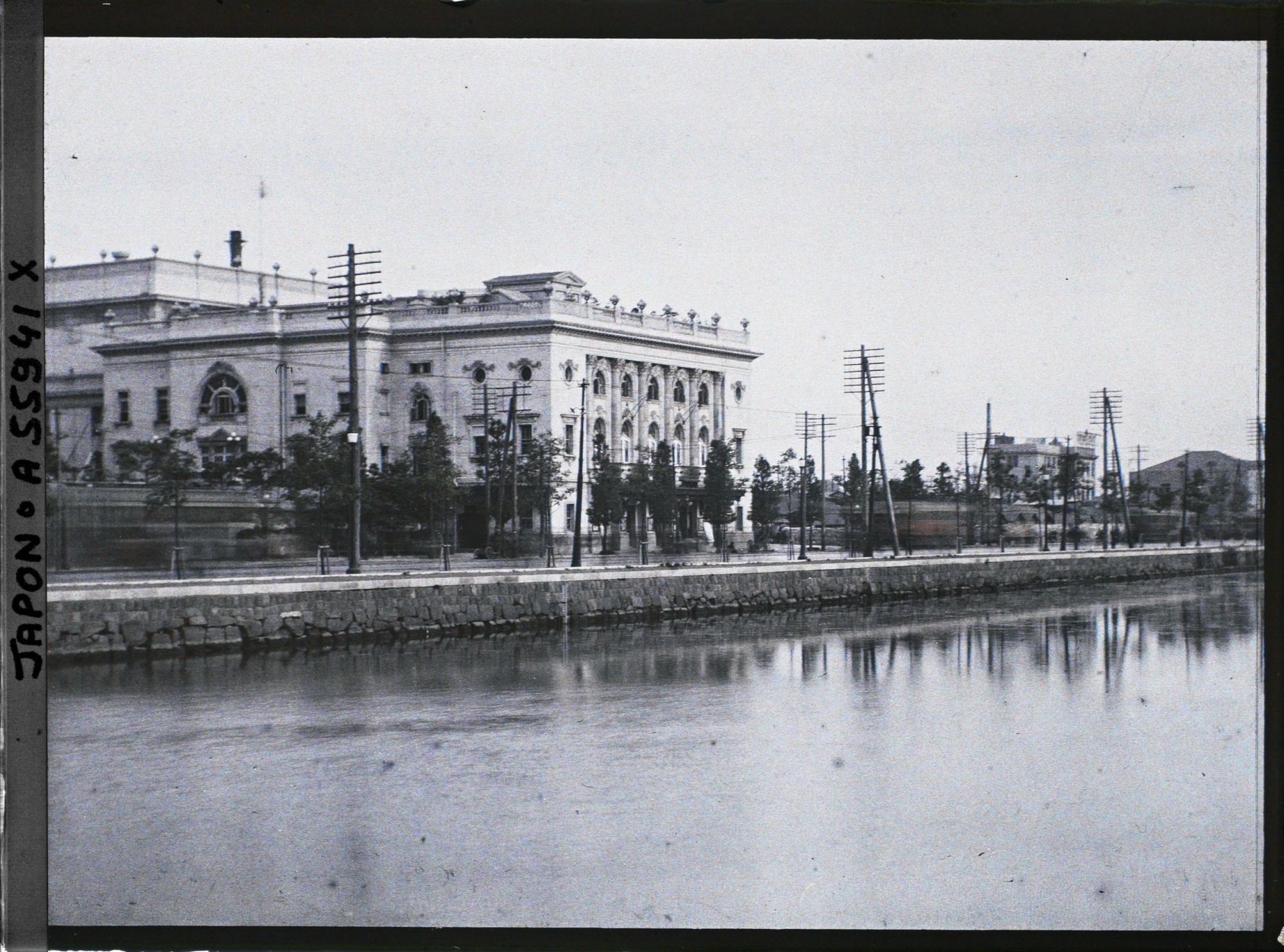 Image représentant Le théâtre impérial dans le quartier de Marunouchi depuis les douves du palais impérial