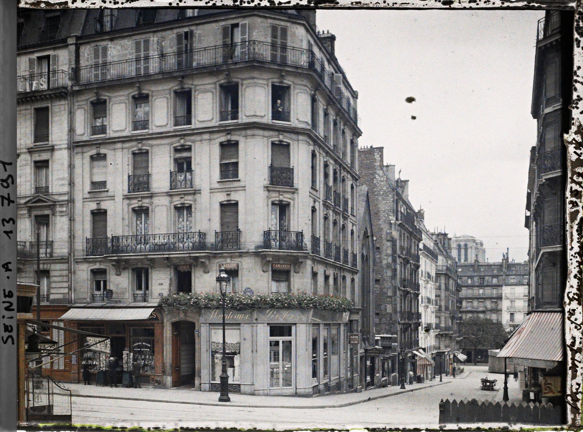 Image représentant La rue des Ecoles et, descendant vers le boulevard Saint-Germain, la rue des Carmes