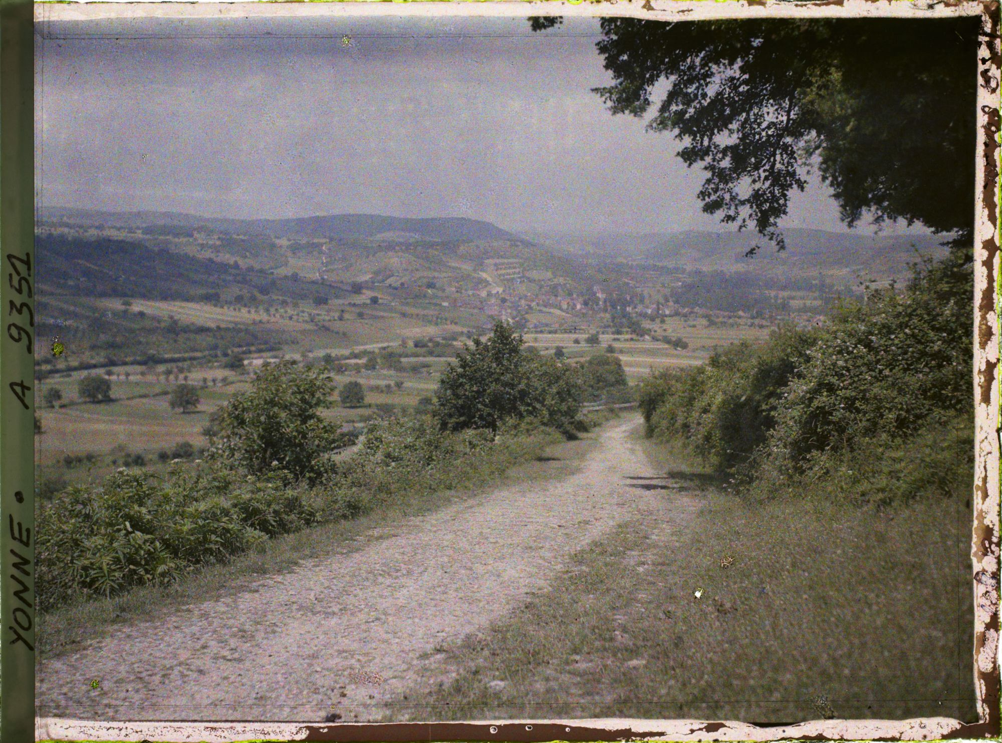Image représentant France, Vézelay, La Vallée de la Cure et le Village d'Asquins, vue vers le N.E. dans le sens des plateaux bourguignonsde Calcaire Jurassique
