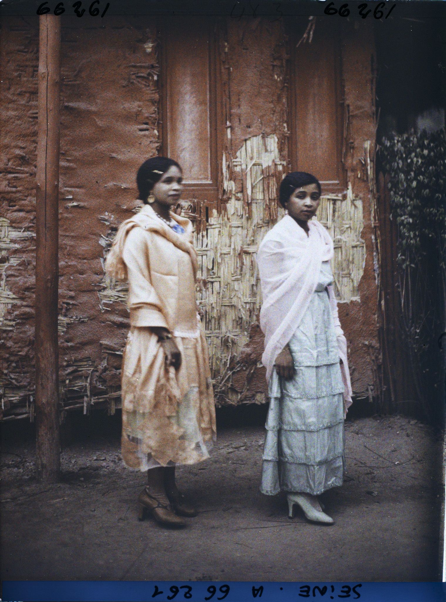 Image représentant L'Exposition Coloniale Internationale de 1931, deux danseuses hova
