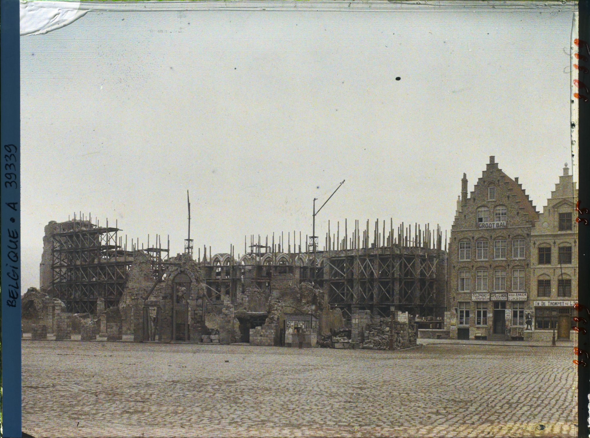 Image représentant Belgique, Ypres, Les Halles, façade s/ la Grande Place