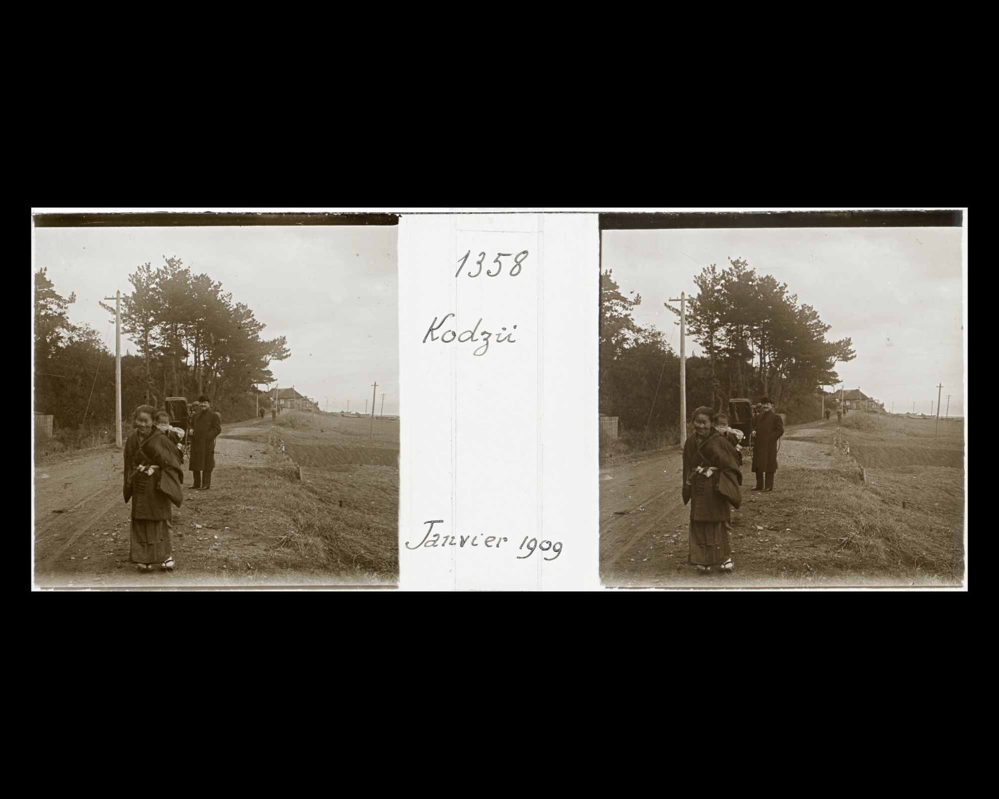 Image représentant Villageoise portant un enfant et un homme vêtu à l'occidentale sur la route qui longe la plage