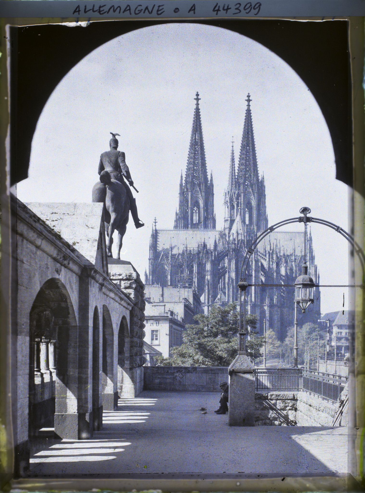 Image représentant La cathédrale vue de l'entrée du grand Pont