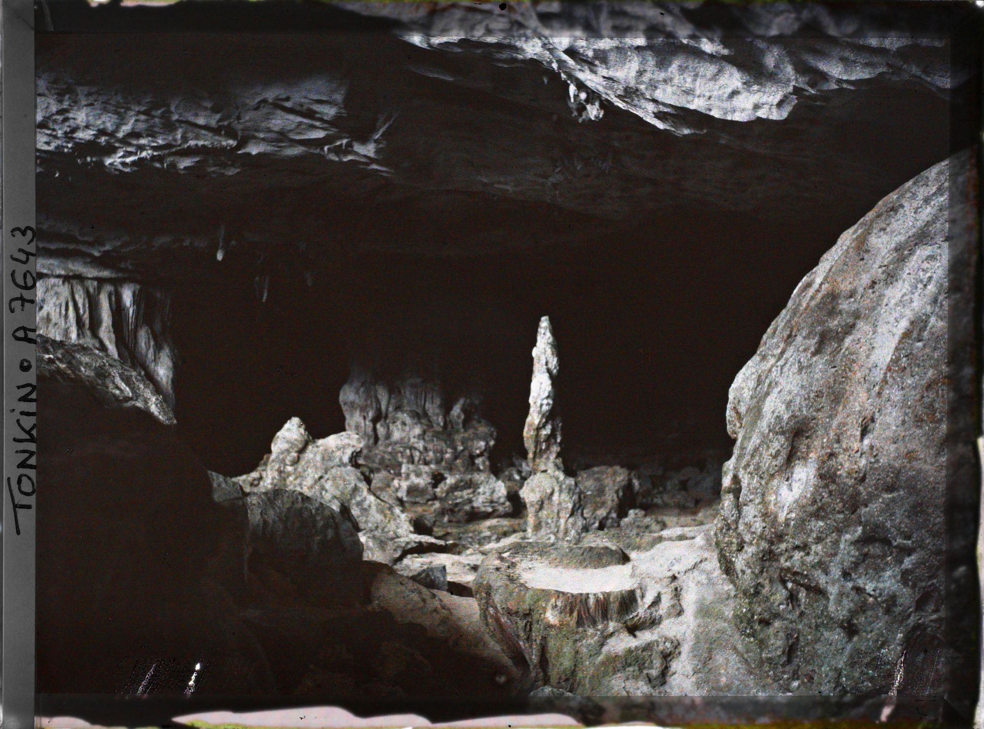 Image représentant Des vasques naturelles à l'intérieur de la " Grotte de la Surprise "