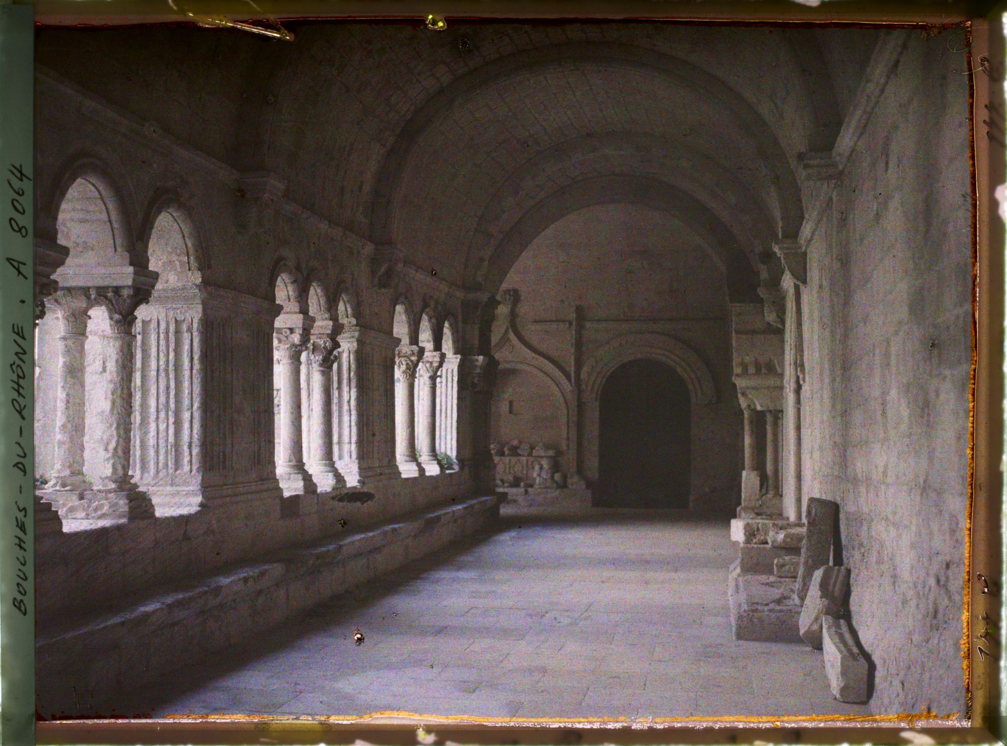 Image représentant La galerie orientale du cloître de l'abbaye de Montmajour, avec au fond, l'enfeu de l'abbé Jean Hugolen