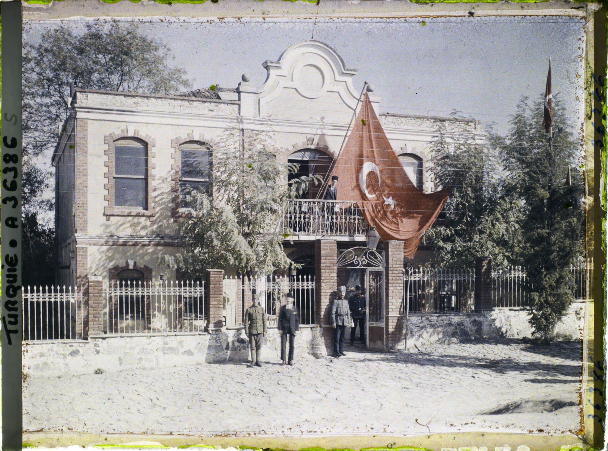 Image représentant L'hôtel de la ville pavoisé aux couleurs de la Turquie qui vient de reprendre la Thrace à la Grèce (Guerre d'Indépendance)