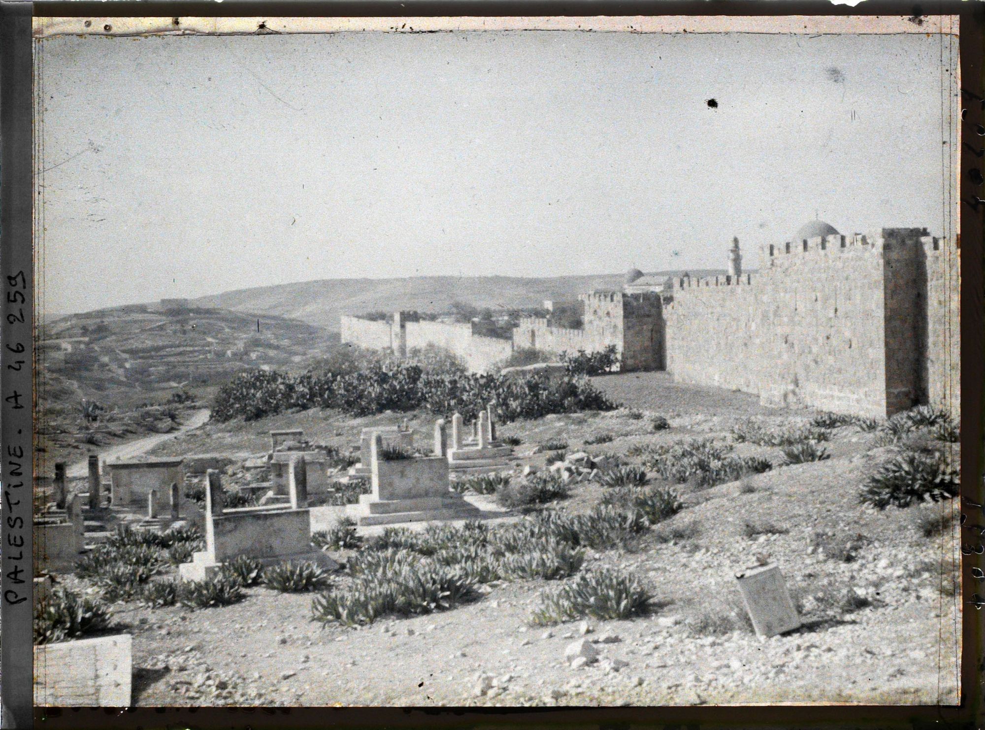 Image représentant Vue des remparts de la vieille ville depuis le cimetière musulman