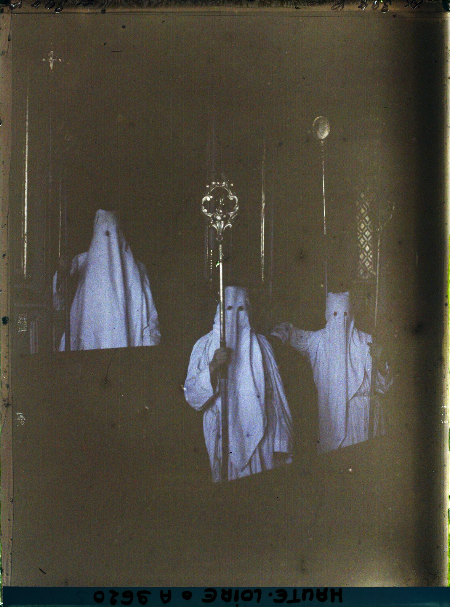 Image représentant Membres de la confrérie des Pénitents blancs dans la chapelle du même nom