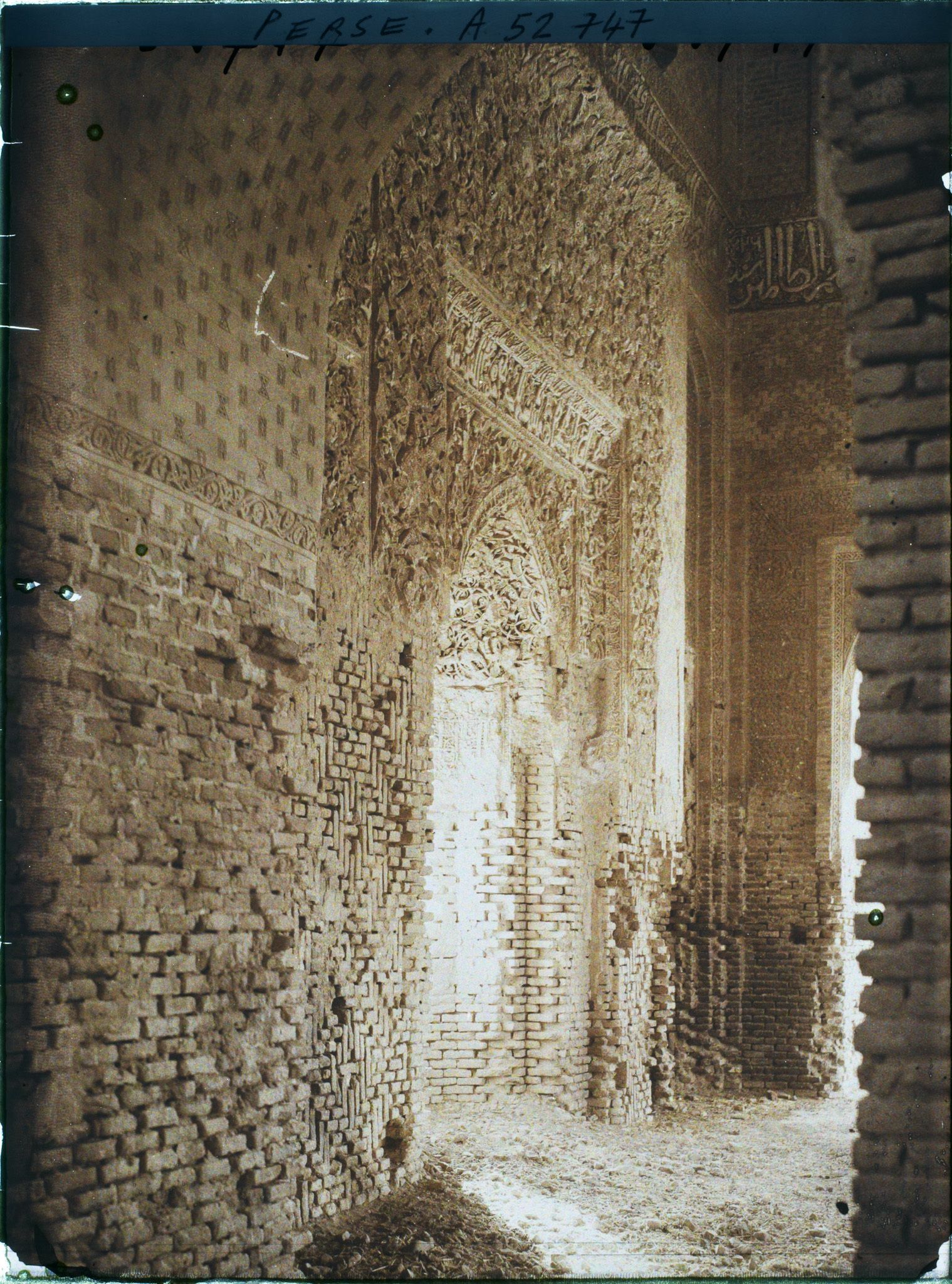 Image représentant La Masdjid-i-Djouma (Mosquée du Vendredi ou Grande mosquée, 1322), le mihrab