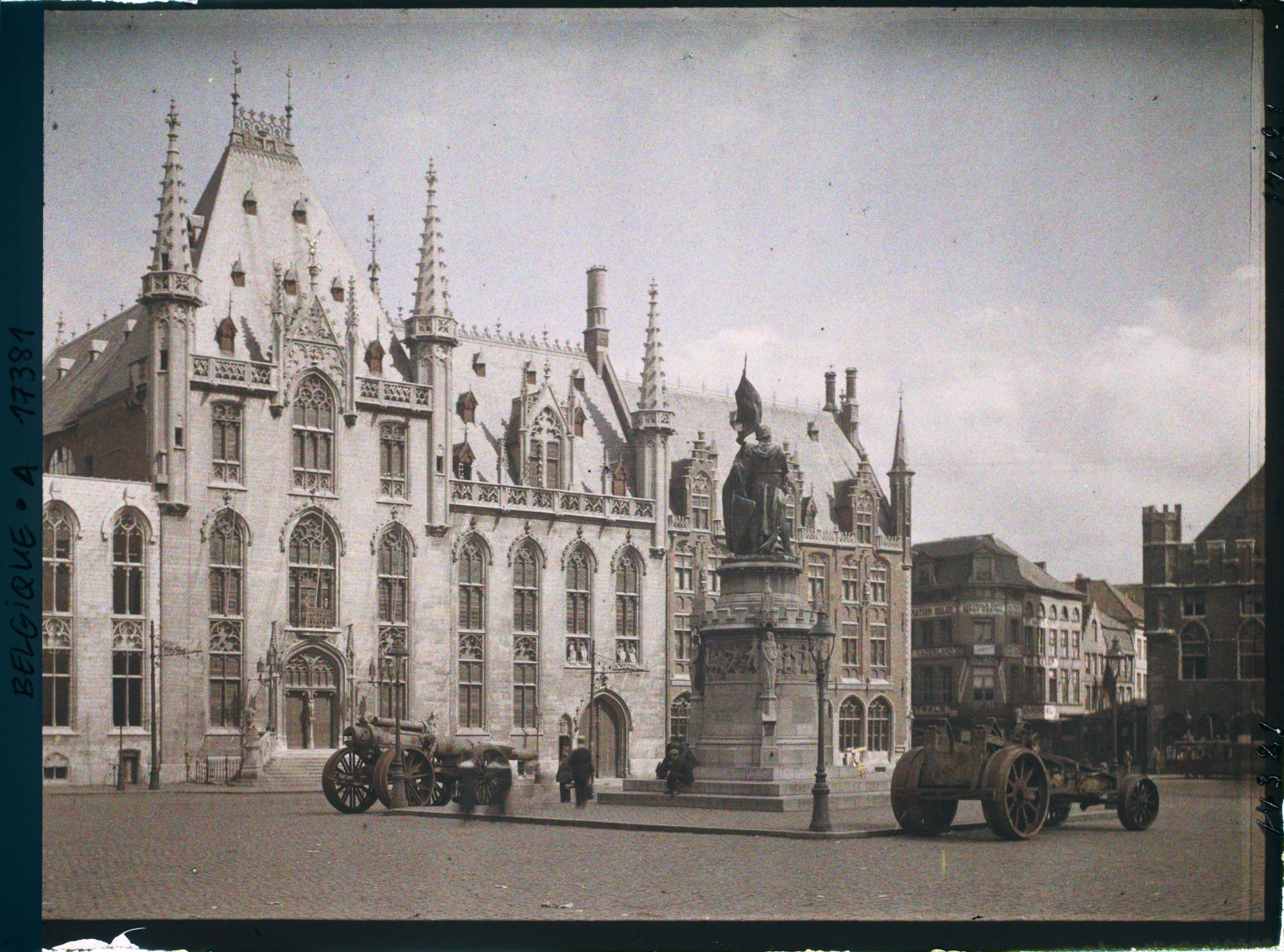 Image représentant Belgique, Bruges, La Grande Place, le Palais du Gouvernement et la Poste