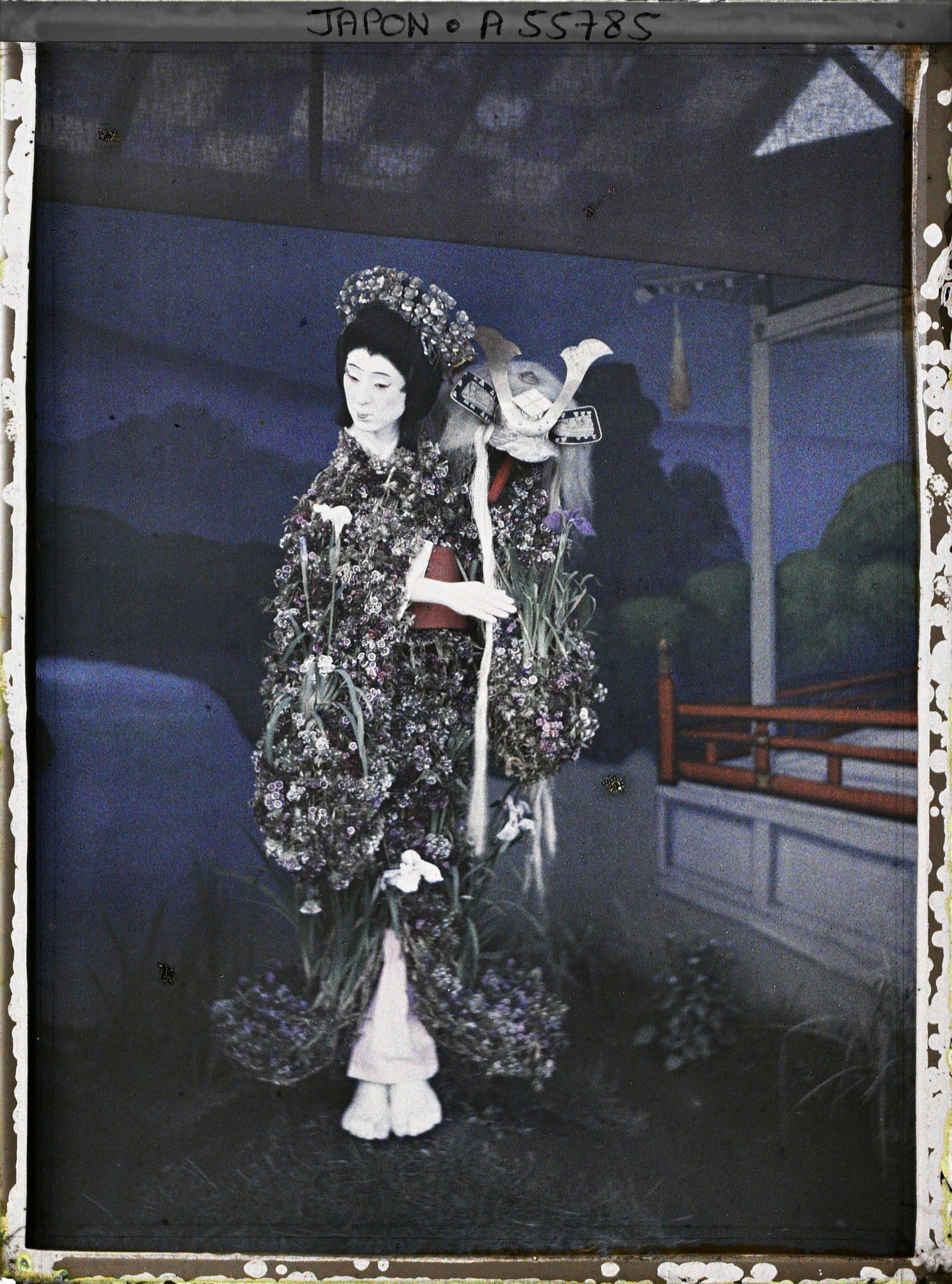 Image représentant jardin Horikiri : exposition de mannequins vêtus de fleurs, un mannequin féminin